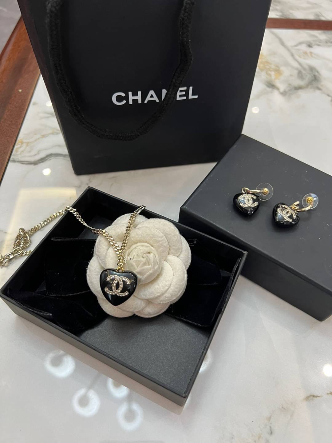 ซื้อ1ได้ถึง2ชิ้น ในเซ็ตเดียว CHANEL JEWELRY SET / Chanel earrings / Chanel necklace โทนดำ ชุดเครื่องประดับครบชุด สุดอลังการ