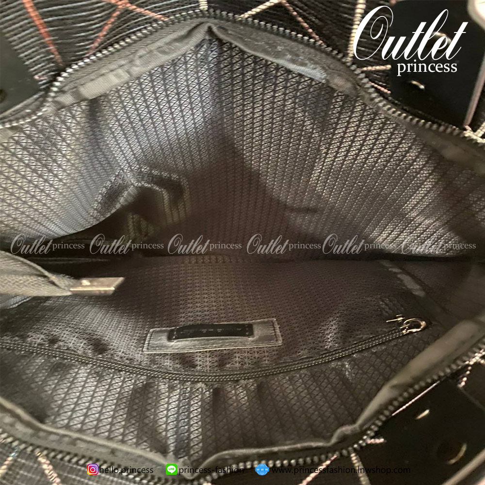 💕ทรงสุดฮิตจากแบรนด์ David Jones รุ่น Candy color ใบนี้ มาพร้อมกับน้องกระต่าย DV ขนฟู นิ่มๆ สีเข้า set กับกระเป๋าคะ กระเป๋า ทรง Tote ตัวกระเป๋าเย็บติด ด้วยแผ่นอคิลิค ตัดขอบลายวิ้งๆ สุดหรู ดีไซน์เกร๋ จุดเด่นที่ น้ำหนักเบา สามารถ ถือ หรือ สะพายไหล่ได