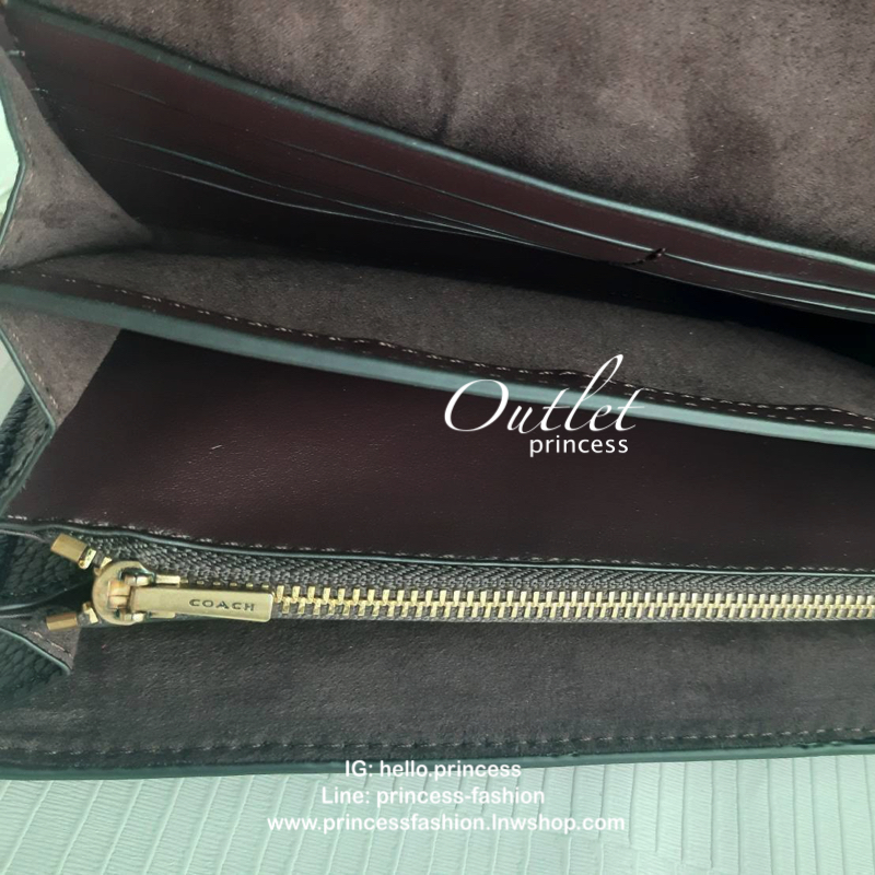 Coach Tabby Chain Clutch Detail : กระเป๋าทรงสวย สะพาย เป็นcrossbody หรือ จะถือเป็รครัชเก๋ๆ ออกงานก็สวยหรู ดูแพง สายสะพายเป็นสายโซ่แข็งแรง โดดเด่นด้วยหัวกระดุมเปิด ด้วนสัญลักษณ์รูปตัวC กากเพชร สวยยย เด่น และหรูมากๆ ใครยังไม่มี รีบซื้อเก็บไว้สักใบ หรือ เป็น