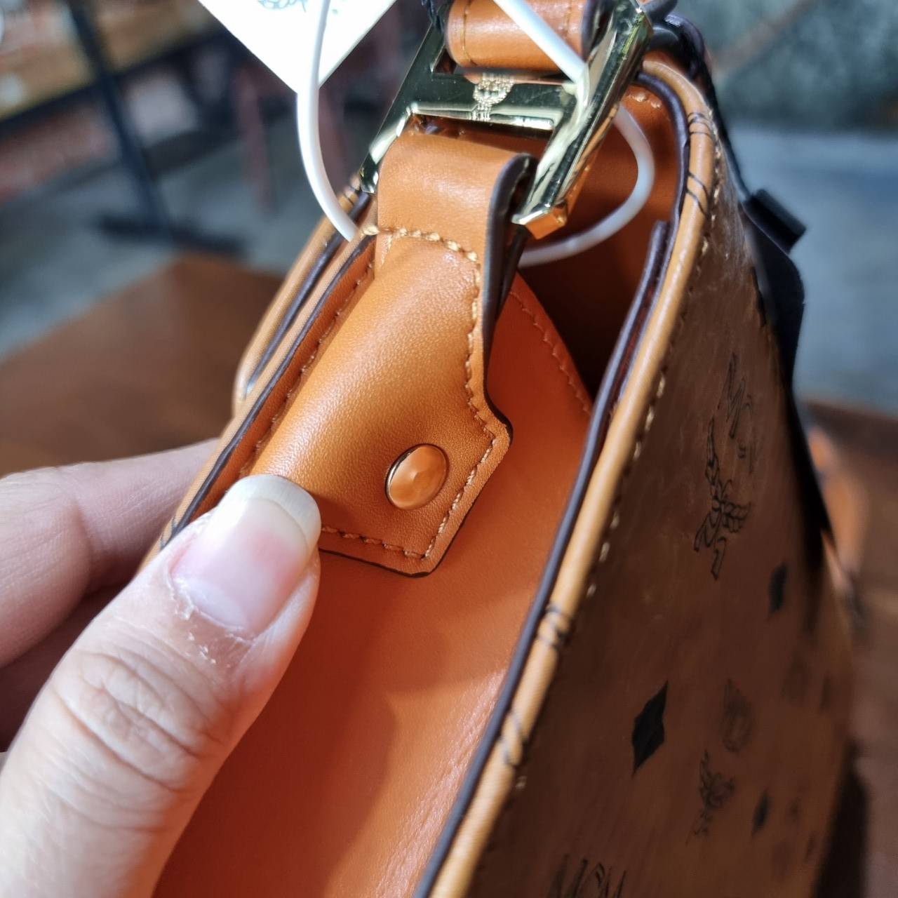 M.C.M PATRICIA SHOULDER BAG IN VISETOS กระเป๋าสะพายไหล่/ข้าง ดีไซน์ได้อย่างมีสไตล์ ดูมีสเน่ห์ด้วยทรงกระเป๋าที่โค้งบริเวณฐาน ให้ความรู้สึกนุ่มนวลมากขึ้น ใบนี้แมทช์ได้กับทุกลุค เท่ๆ casual หรูหรา หวานๆ ก็ทำให้โดดเด่นได้ด้วยไอเท็มนี้ วัสดุหนังแคนวาสคุณภาพดี 