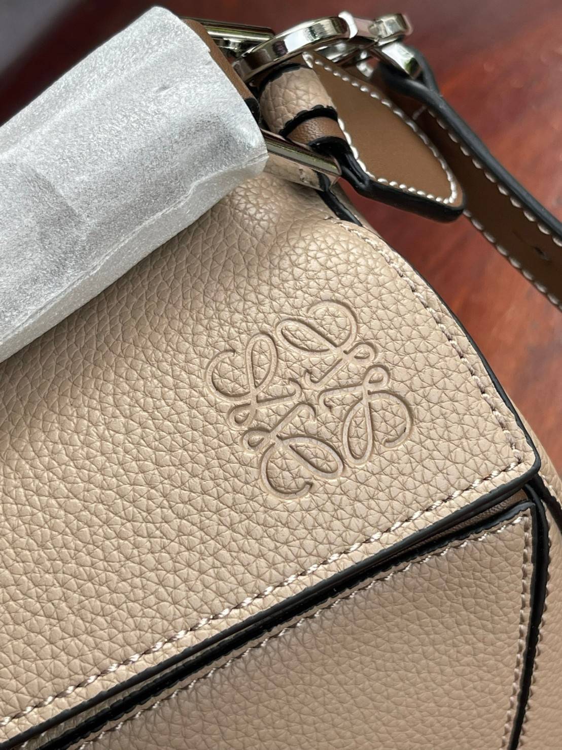 Loewe Puzzle Bag In Classic กระเป๋าทรง Puzzle นี้ออกแบบโดย Jonathan Anderson โดยได้รับแรงบันดาลใจในการออกแบบมาจากรูปทรงของลูกรักบี้ ดังนั้น จึงจะเห็นได้ว่าการตัดเย็บและรูปทรงของกระเป๋านั้นคล้ายคลึงกับลูกรักบี้ รูปทรงดูมินิมอลไม่ทิ้งคอนเซ็ปต์ของแบรนด์ สามา