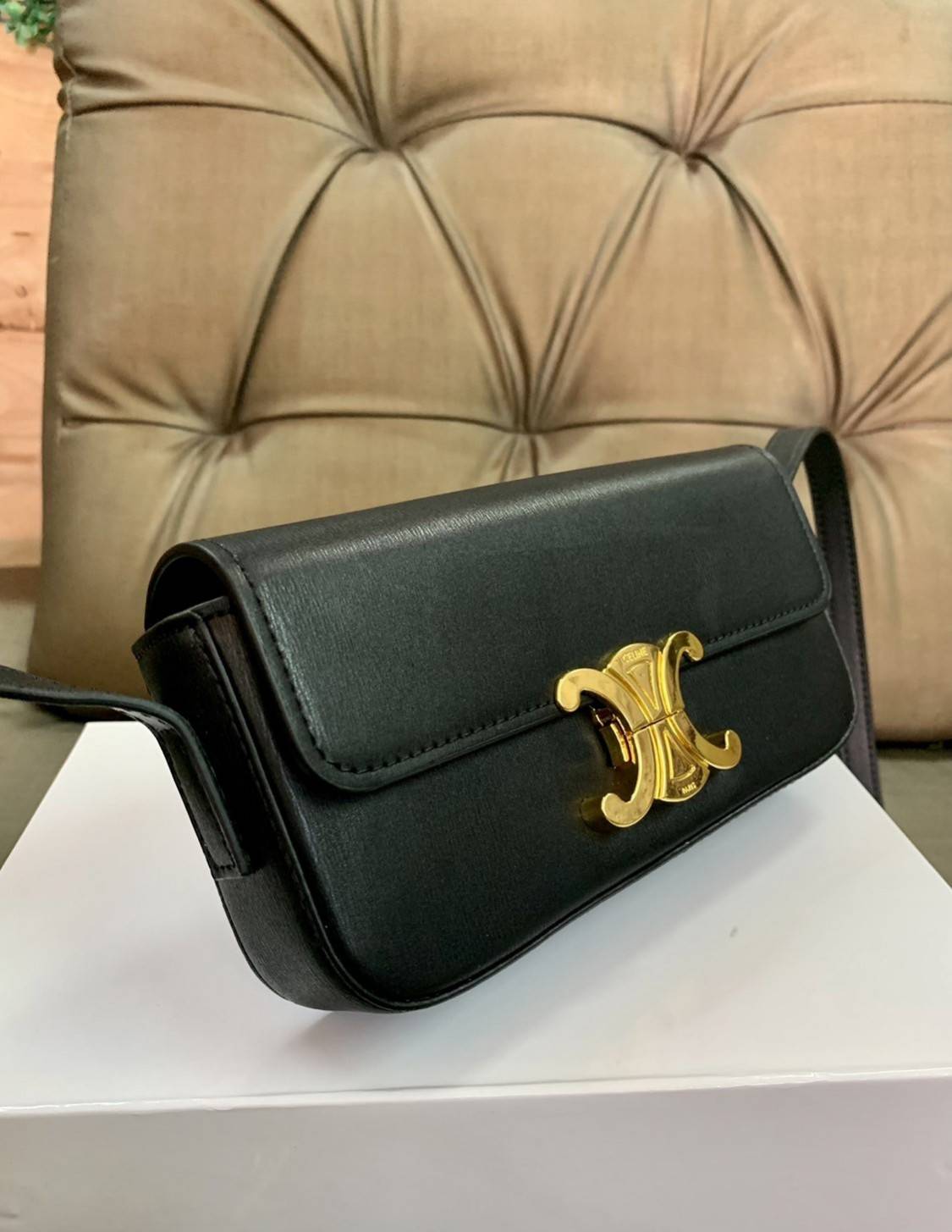 CELINE TRIOMPHE SHOULDER BAG VIP GIFT WITH PURCHASE-GWP พรีเมี่ยมกิ๊ฟ Limited Edition จาก CELINE PERFUME DUTY FREE COUNTER วัสดุหนังแกะสังเคราะห์เรียบ ดีไซน์ยอดนิยมสไตล์สาว LISA ทรงเหลี่ยมสวยหรูอยู่ทรง