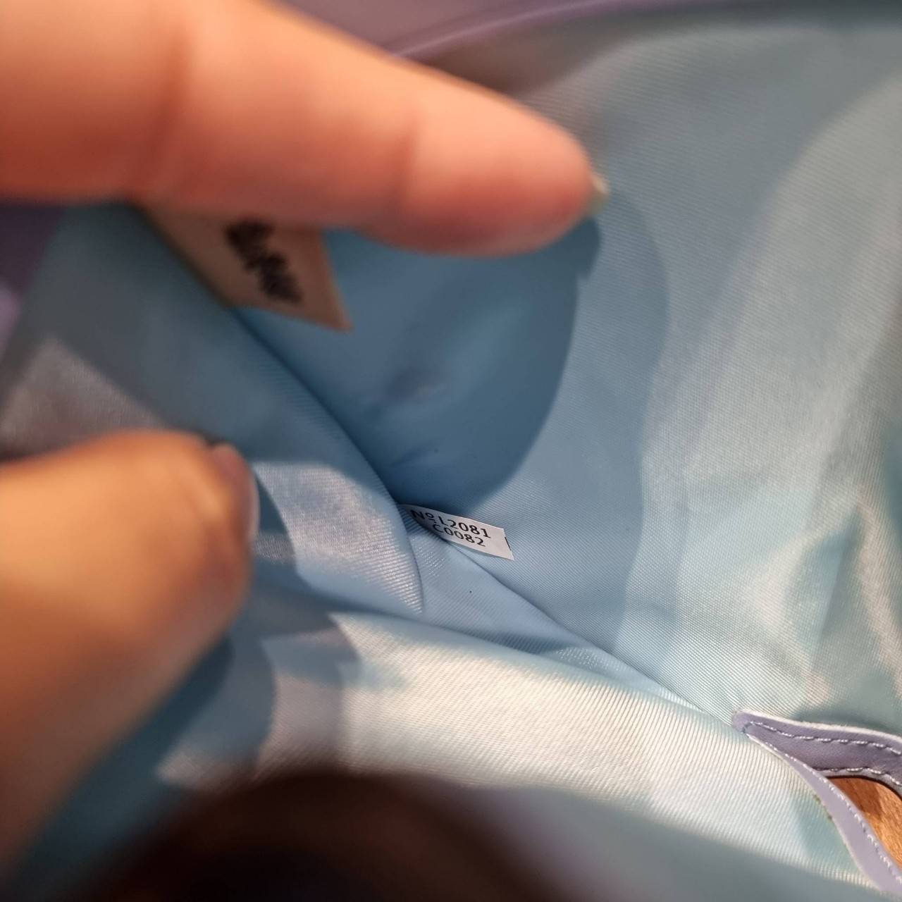 COACH C0082 MEDIUM CORNER ZIP WALLET IN SIGNATURE CANVAS ดีไซน์ใหม่ล่าสุด!! กระเป๋าสตางค์ใบกลาง 👛 ขนาดกำลังเหมาะมือ วัสดุหนังแคนวาสเคลือบลาย ดูแลรักษาง่าย มีช่องใส่บัตรและธนบัตรครบ และช่องซิปแยกไว้ใส่เหรียญ ครบเซ็ทแบบนี้เหมาะส่งต่อเป็นของขวัญที่สุ