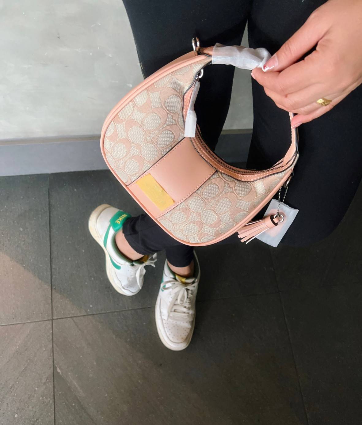 COACH CARMEN MINI CROSSBODY IN SIGNATURE JACQUARD กระเป๋ารูปทรงพระจันทร์โค้งมน น่ารักน่าใช้มากๆ!! เกรดท็อปออริ เกรดดีสุด สลับแท้ 1:1 ใช้ต่างประเทศได้