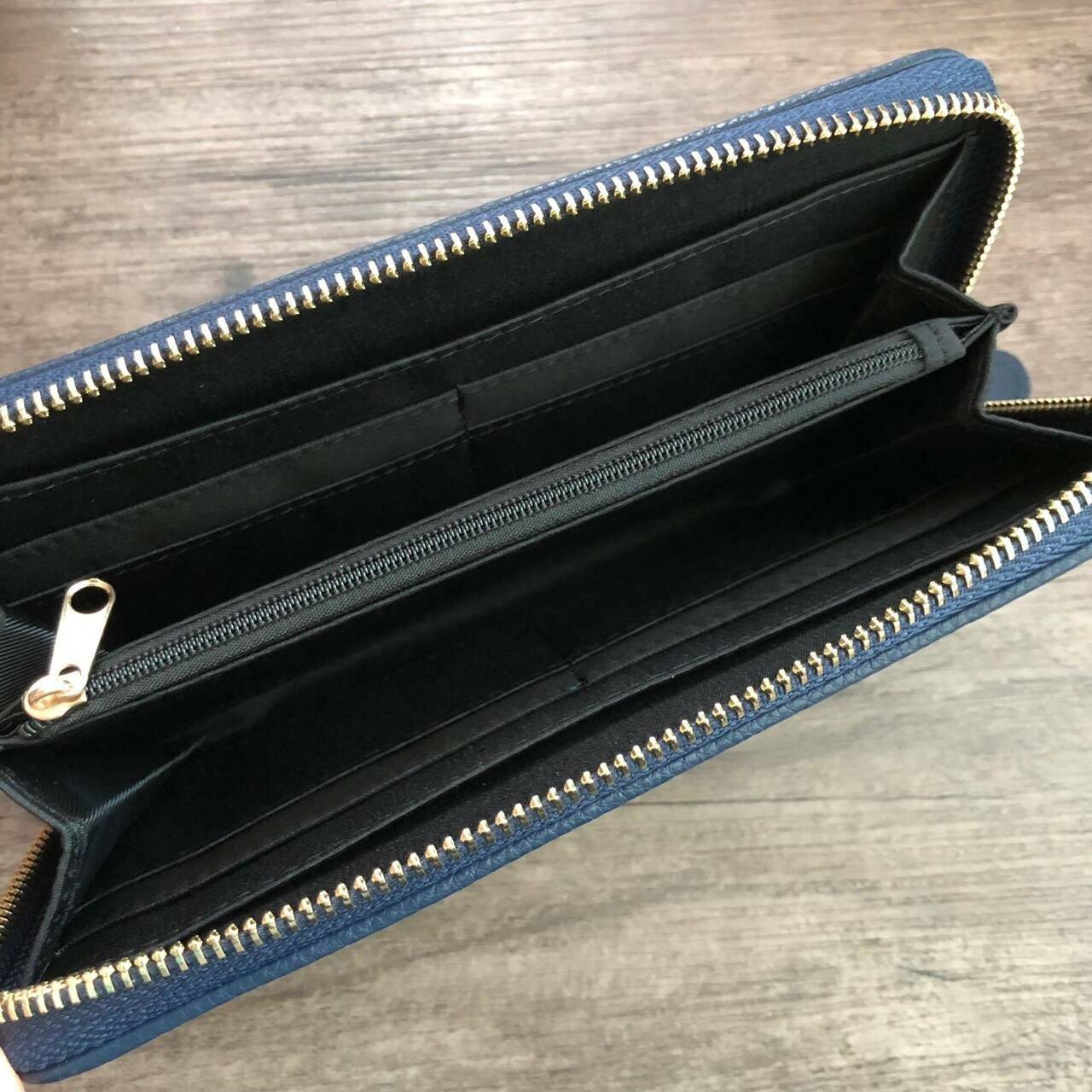 TOMMY HILFIGER Zipper Wallet & Valet เปิด - ปิดกระเป๋าด้วยซิปรอบ ด้านในมีช่องใส่บัตร ช่องใส่ธนบัตรและช่องซิปใส่เหรียญ จะมอบเป็นของขวัญหรือใช้เองก็แนะนำเลยค่ะ