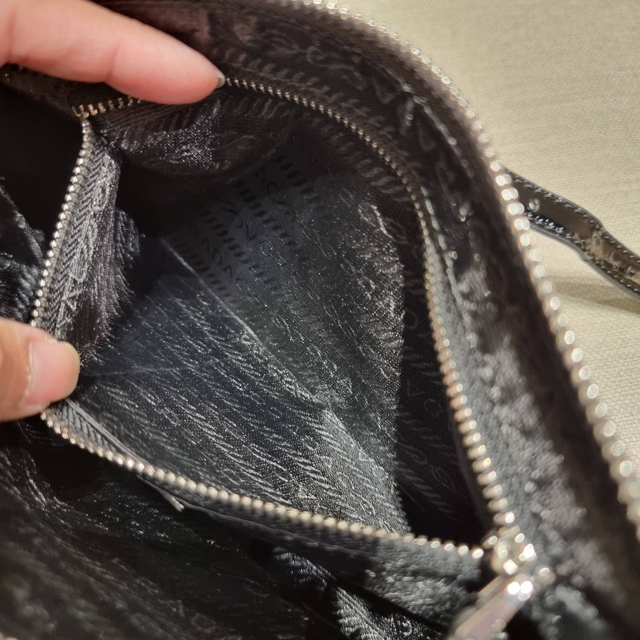 PRADA TESSUTO POCHETTE BAG กระเป๋าทรงพอช ดีไซน์ทรงยาวสุดล้ำ อัพลุคให้ดูแพงไปอีกด้วยดีเทลแต่งขอบด้วยหนังแก้ว วัสดุหลักตัวกระเป๋าเป็นไนล่อนคุณภาพดี เปิด-ปิดด้วยซิป พกพาง่ายด้วยสายสะพายในตัว ที่สามารถปรับได้อีก ภายในเป็นช่องโล่ง ใส่โทรศัพท์ได้ทุกรุ่น กระเป๋า