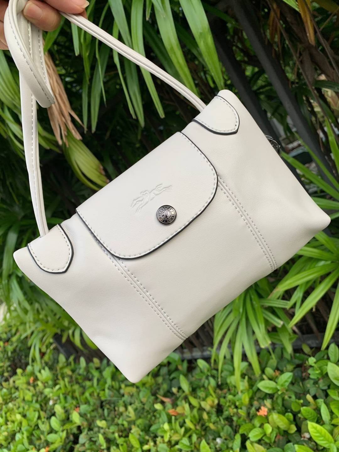 Longchamp Le Pliage Cuir Crossbody Bag อีกหนึ่งคอลเลคชั่น Le Pliage Cuir หนึ่งในตระกูลกระเป๋าสุดไอคอนิกจากแบรนด์ Longchamp และจัดการปรับดีไซน์ให้มีขนาดเล็กลงในทรงcrossbody กะทัดรัดสะพายแล้วคล่องตัว ด้วยดีไซน์ที่ดูเป็นเอกลักษณ์การใช้งานช่องหลักที่ซิปด้านหล