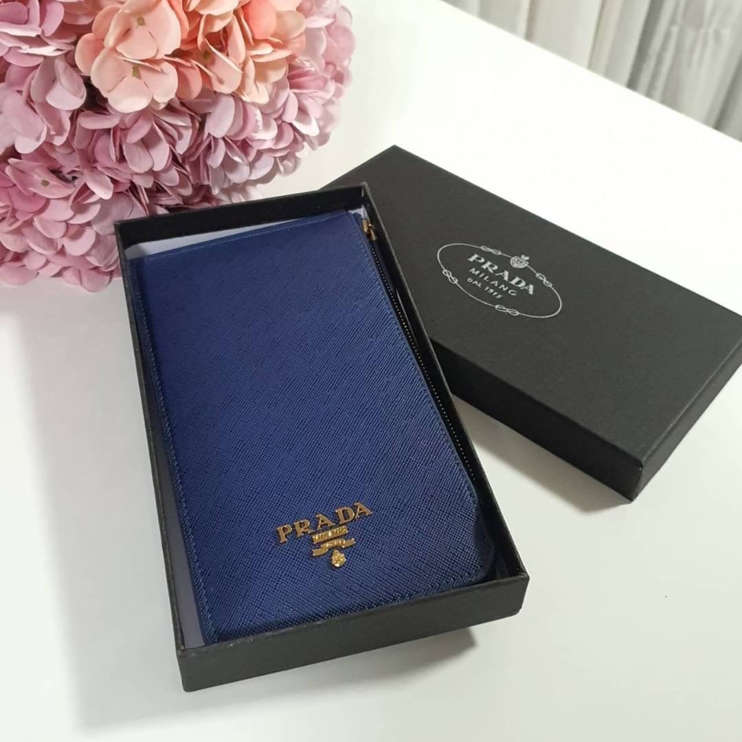 รุ่นขายดีเว่อร์วัง♡♡ PRADA LONG WALLET *สำหรับคนชอบใส่บัตรเยอะ แนะนำรุ่นนี้คะ กระเป๋าสตางค์ทรงสวย สะดุดตา หนังสัมผัส Safiano จากแบรนด์ PRADA มีช่องใส่นามบัตรมากถึง 16 ช่อง ด้านหน้ามีโลโก้แบรนด์สีทองหร
