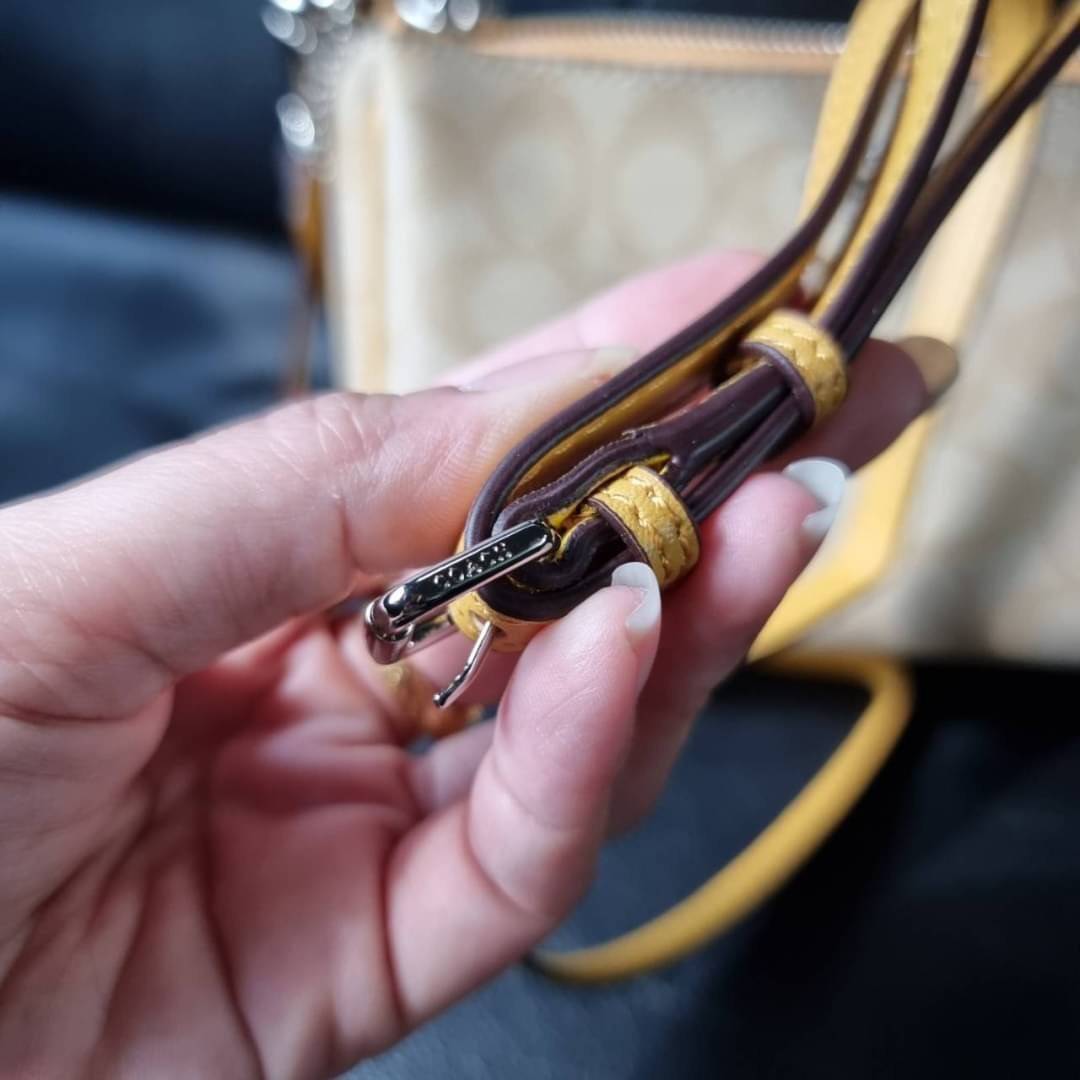 COACH F58321 TOP HANDLE POUCH อีกรุ่นฆ่าไม่ตาย!! 😎 ขายดีขายหมด ขายรวยขายปังๆ!! กระเป๋าพอชจากโค้ช ทรงใช้งานง่าย สะดวก กะทัดรัด วัสดุหนังแคนวาสเคลือบคุณภาพดี มาพร้อมสายคล้องในตัว และสายสะพาย crossbody ปรับเปลี่ยนได้ตามสไตล์ อีกหนึ่งไอเท็มที่สาวๆต้อง