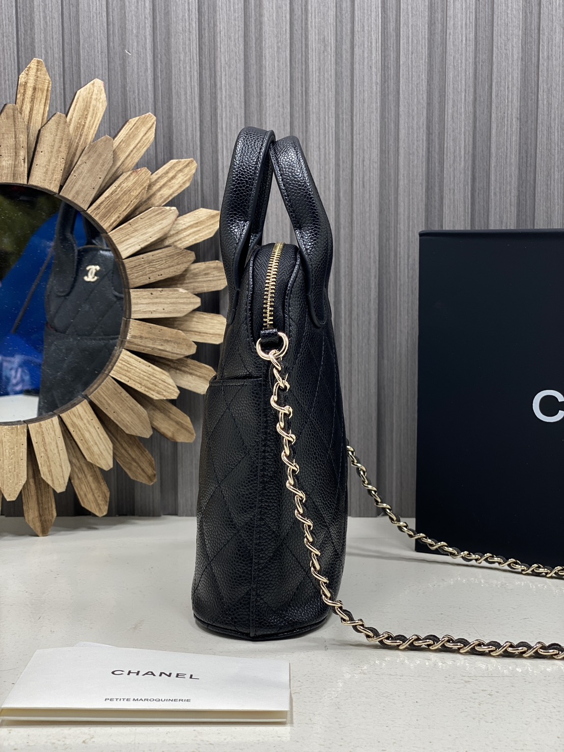 ORI หนังแท้ | Chanel Clutch with chain Bag / Chanel Bucket Bag กระเป๋าถือ กระเป๋าสะพายรุ่นใหม่ล่าสุด ในคอลเลกชัน Métiers d’art ปี 2024/25 ด้วยลูกเล่นของเนื้อสัมผัสและรูปแบบ