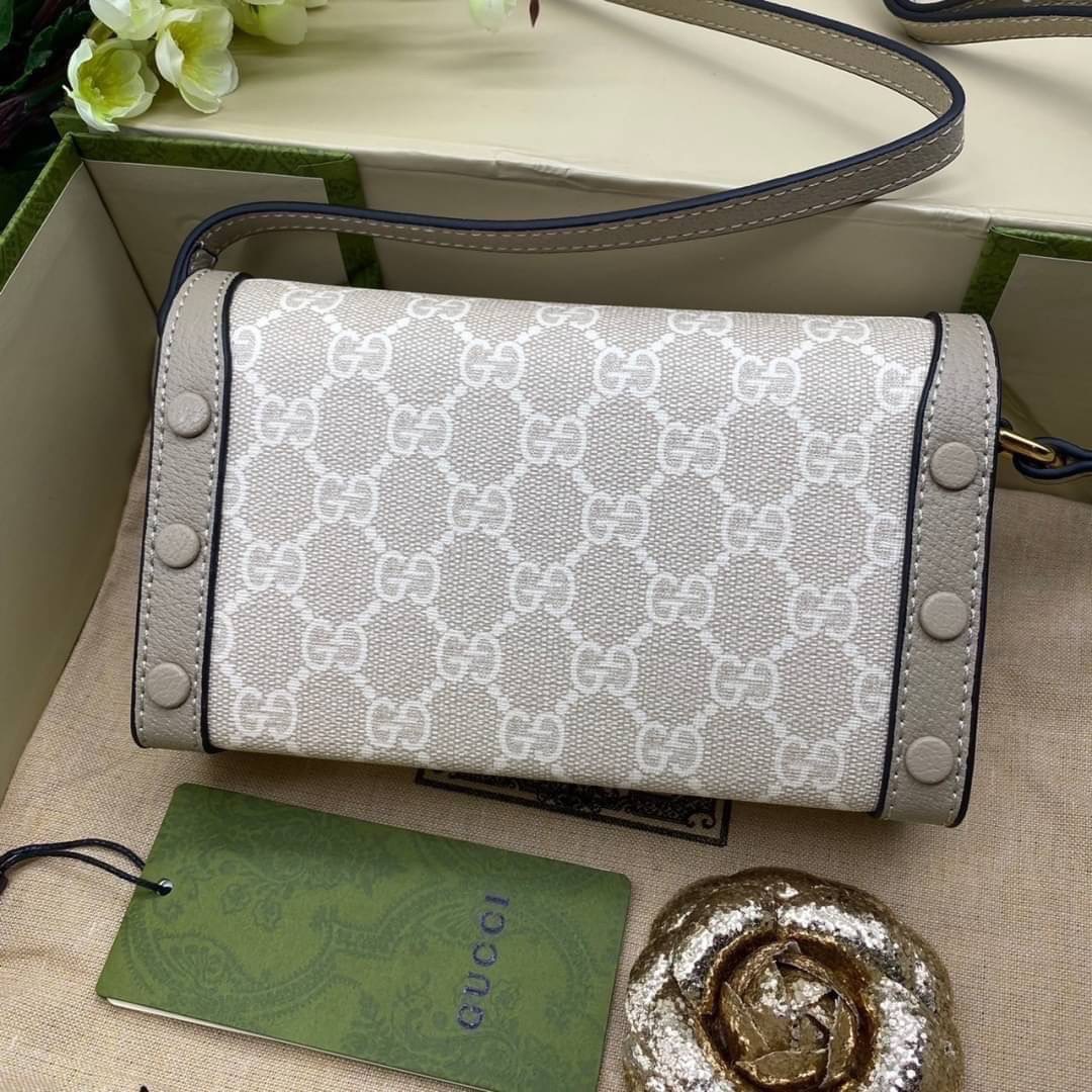 GUCCI HORSEBIT 1955 MINI BAG กระเป๋าสะพาย กระเป๋าใส่โทรศัพท์ ดีไซต์สัญลักษณ์วงแหวนตามแบบฉบับ GG มาพร้อมกล่องแบรนด์และสายสะพายยาวที่สามารถปรับระดับได้ พร้อมส่งให้สะพาย สวยๆ กันแล้ววันนี้ ใบนี้ must have..ค่ะ.!!