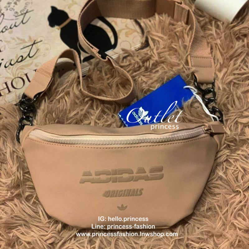 Adidas polyester waist bag รุ่นใหม่ชนช้อป!! กระเป๋าสะพายคาดอกหรือคาดเอวสไตล์สปอร์ต วัสดุหนังpu น้ำหนักเบา ใช้งานง่ายสะดวก มีช่องซิปใช้งานทั้งบนสายปรับได้ยาวถึง96cm ดีเทลสวยๆเป็นโลโก้ตัวนูนด้านหน้า สายคาดโซ่ต่อหนังดูเก๋มีสไตล์ ใช้งานได้ทั้งคุณผู้ชายและคุณผ
