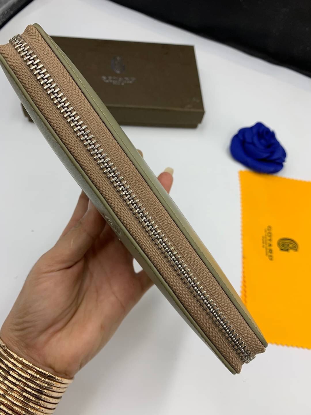 VIP GIFT 】GOYARD round zipper Matignon Long Wallet กระเป๋าสตางค์ซิปรอบใบยาว พร้อมส่ง 6 สี เหมาะกับการใช้งานทุกรูปแบบ นอกจากเพิ่มความมั่นใจแล้ว ยังทำให้ชีวิตของเราง่ายขึ้นอีกด้วย โดยการเปิดปิดแบบซิปรอบ สามารถใส่ธนบัตร เหรียญ บัตรต่างๆได้หลายใบเลยทีเดียว ขน