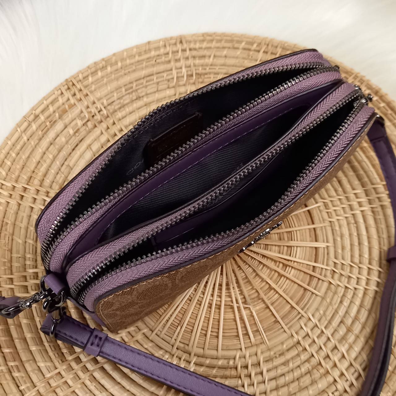 COACH KIRA CROSSBODY IN SIGNATURE CANVAS (COACH F89399)🍁เหมาะมือมาก หยิบใช้ง่ายสบายเลย🌈//รุ่นนี้ จะถือ จะคล้องมือ สะพายคลอสบอดี้ ได้หลายลุค จัดวางตามต้องการได้เลย // มีสายคล้องมือ และสายยาว สามารถถอดได้ทั้ง 2 สาย //เปิด-ปิดด้วยซิป มี2 ช่อง