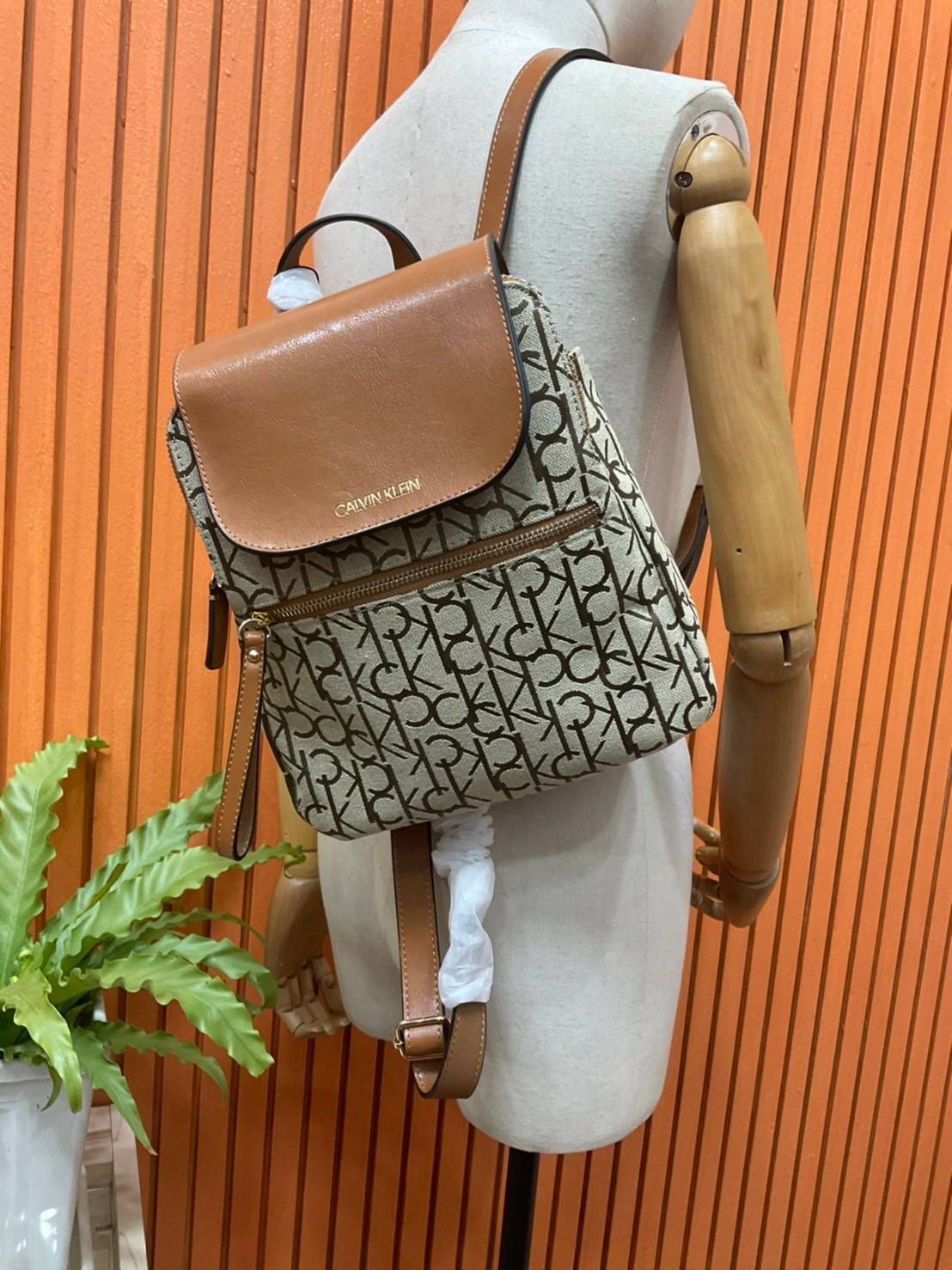 ของแท้ 💯% Elaine Calvin Klein Monogram Small Backpack 💕ของมันต้องมี สวยหรูดูแพงมาก สำหรับรุ่นนี้ และมีฟังชั่นช่องการใช้งานที่มากที่สุด!!! 💕 กระเป๋าสะพายเป้รุ่นใหม่ชนช้อป รุ่นยอดนิยม