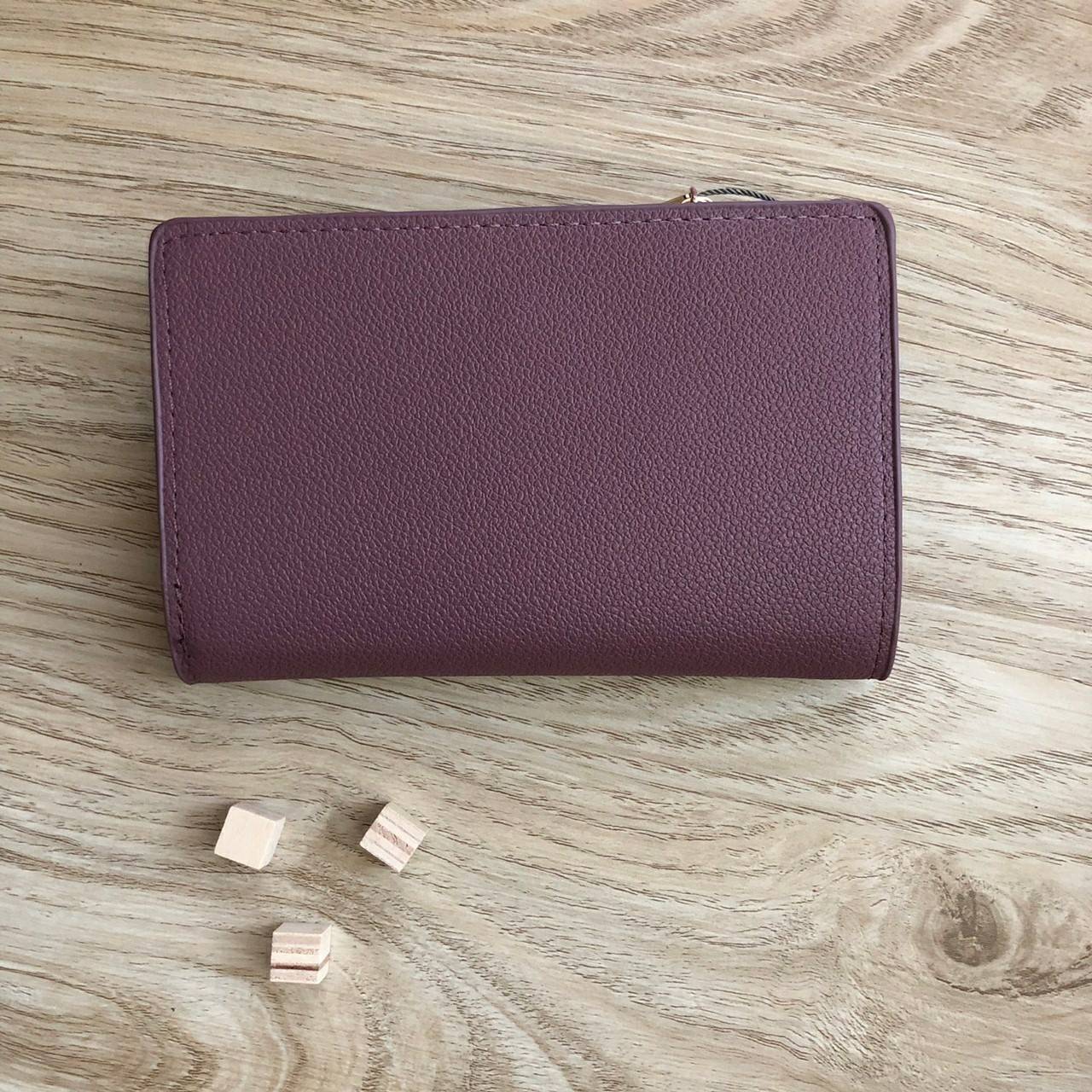 Charles & Keith Classic Snap-Button Wallet กระเป๋าสตางค์ใบสั้นพับ 2 ตอน ด้านหน้ามีโลโก้แบรนด์ เปิด - ปิดด้วยกระดุม ภายในมีช่องใส่ธนบัตร ช่องใส่บัตร และช่องซิปใส่เหรียญ