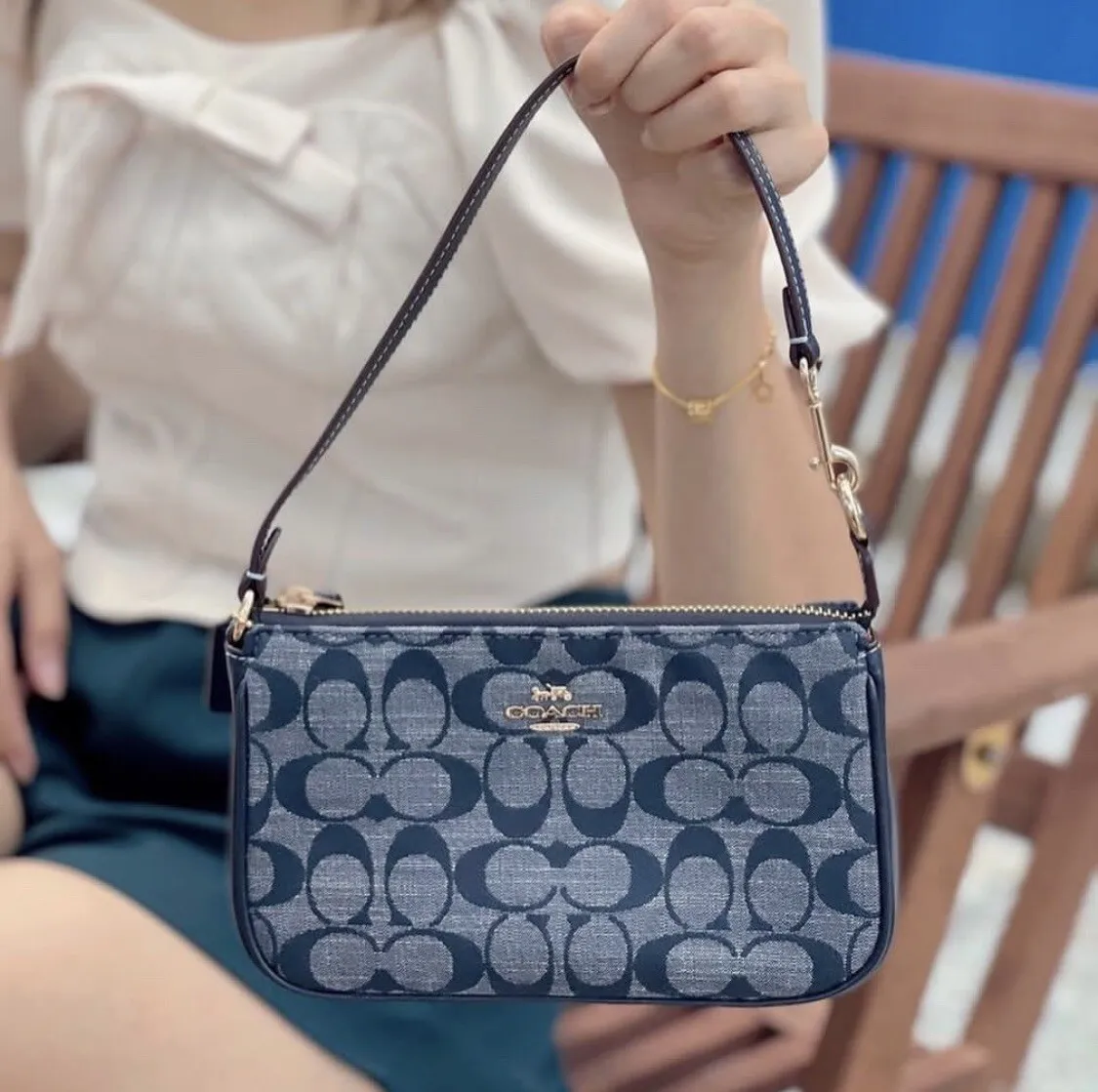 COACH NOLITA 19 IN SIGNATURE CHAMBRAY CH149 พร้อมส่ง คอลเลคชั่นใหม่ น่ารักน่าใช้ ในสไตล์คลาสสิค กระเป๋าทรงพอชขนาดมินิ ที่สามารถสะพายไหล่ และกึ่งคล้องมือใช้ได้ 2 สไตล์