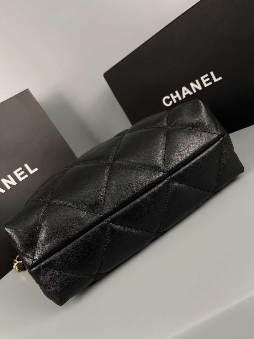 Chanel Black Lambskin Quilted Small Shopping Shoulder Bag / CHANEL SMALL TOTE SHOPPING BAG กระเป๋าสะพายคลาสสิก ดีไซส์เรียบสุดหรู จุของได้เยอะ เกรดวีไอพี 1:1 เกรดดีสุด ผ่านทุก ตม ใช้งานต่างประเทศได้
