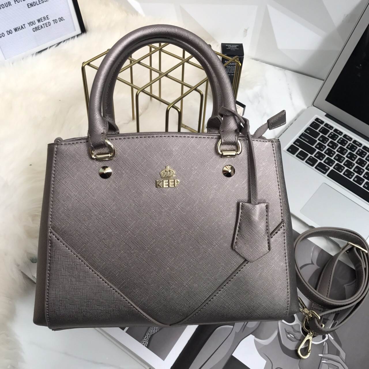 รุ่นขายดีที่สุด 👍 จากแบรนด์ KEEP รุ่น Elegance รอบนี้เข้ามา 2 size ให้เลือกเลยค่า **จุดเด่นที่ >หนังคุณภาพ ลายหนัง saffiano > ถือสะพายเข้าง่ายกับทุกชุด >ทรงสวยมากคะ ขนากกระเป๋ากำลังดีคะ ใส่ กปต ยาว มือถือได้ทุกรุ่น > มีช่องย่อยแบ่งเก็บ