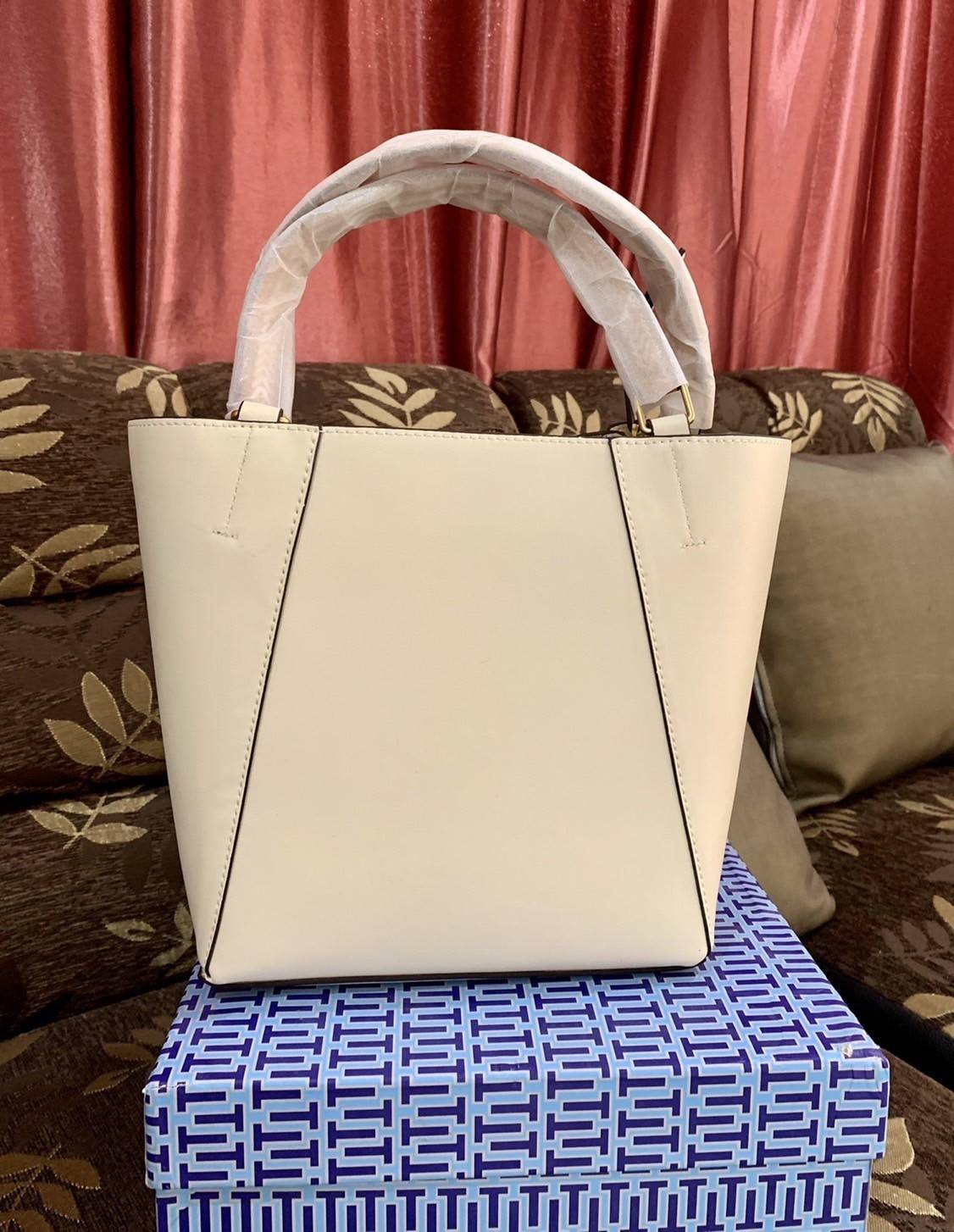 TORY BURCH T Monogram McGraw Braided Dragonfly Bag / TORY BURCH T MONOGRAM FLORAL CROSSBODY BAG กระเป๋าสะพายน้องใหม่มาแรง ลวดลาย Monogram ดีไซน์เก๋ วัสดุ calfskin อะไหล่สีทอง รูปทรงถักเปียด้านข้าง สายรุดประดับด้วยดอกได้ที่ทำจากหนัง สไตล์เรียบง่ายแต่ดูหรูส