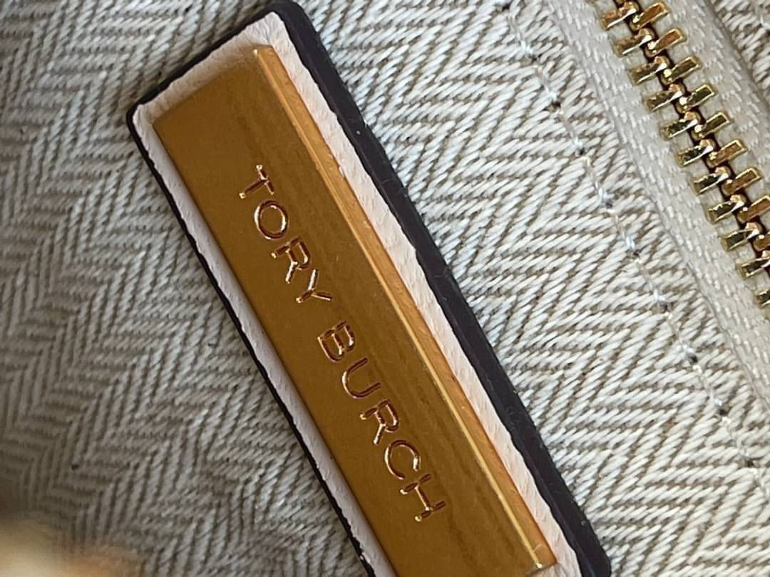 Tory burch Kira Cheron Circle Crossbody กระเป๋าสะพายคาดลำตัวรุ่นนี้โดดเด่นด้วยรูปทรงกลมสุดชิค ขนาดกะทัดรัด พร้อมด้วยหนังกระเป๋าที่ทำจากหนังแท้คุณภาพดี เพราะ Kira Chevron เป็นรุ่นที่ตอบโจทย์และครองใจสาว ๆ ได้อย่างแท้จริง เนื่องจากมีดีไซน์เรียบหรู โดยทางแบร