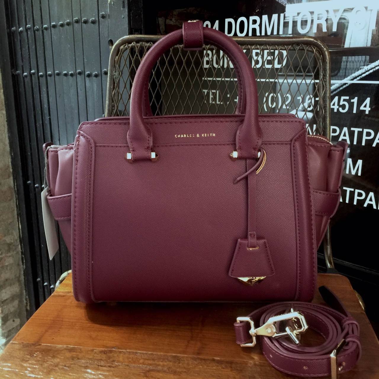 Charles&keith Structured Trapeze Detail Bag สำหรับคอลเลคชั่นใหม่ 2018 เพิ่มสีสวยๆโดนใจให้คุณได้เลือก ตัวกระเป๋าวัสดุหนัง PU อยู่ทรงน่าใช้ ภายในช่องใหญ่จุของได้เยอะม๊วกกก ช่องซิปเล็กด้านใน และช่องเก็บของจุกจิก เปิด-ปิดด้วยซิปรูดลื่นใช้งานคล่องตัว สายสะพายถ