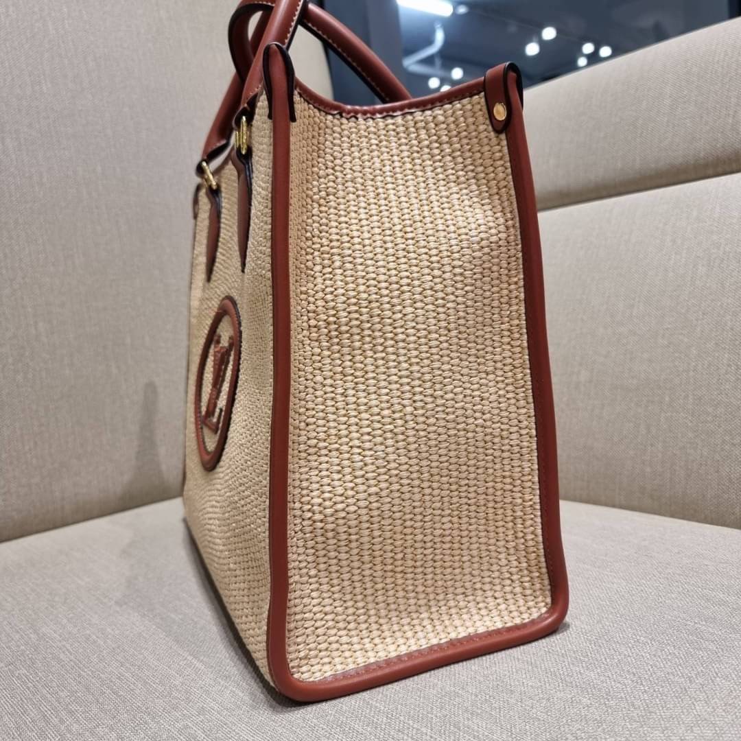 VIP 🥂 LV RAFFIA TOTE BAG ไอเท็มเอ็กซ์คลูซีพใหม่ล่าสุดก่อนใคร กระเป๋าสะพายใบใหญ่รุ่นลิมิเต็ด หายาก ด้วยวัสดุสังเคราห์จากธรรมชาติ สานเต็มใบออกมาเป็นลวดลายสวยงาม และยังโดดเด่นด้วยโลโก้ สีโทนอุ่น ทำให้ไอเท็มนี้ ดูดีน่าค้นหา ด้วยทรงโท้ทที่ทำให้สามารถจั