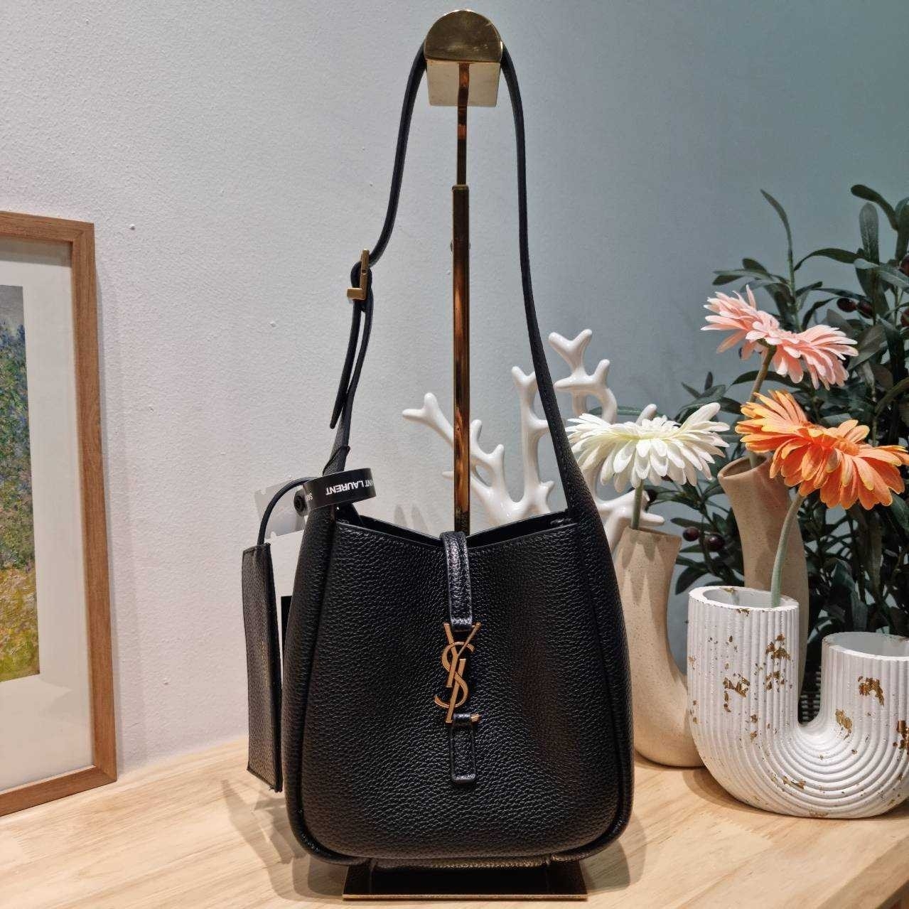 MINI YSL LE 5 À 7 SOFT BABY IN SMOOTH LEATHER กระเป๋าสะพายทรงโฮโบ ขนาดใหม่ baby สวยฟาด ดาเมจคือร้อนฉ่าสุดๆ! ดีไซน์สุดคลาสสิค ควรมีที่สุดค่า เกรดออริ 1:1 ใช้งานต่างประเทศได้