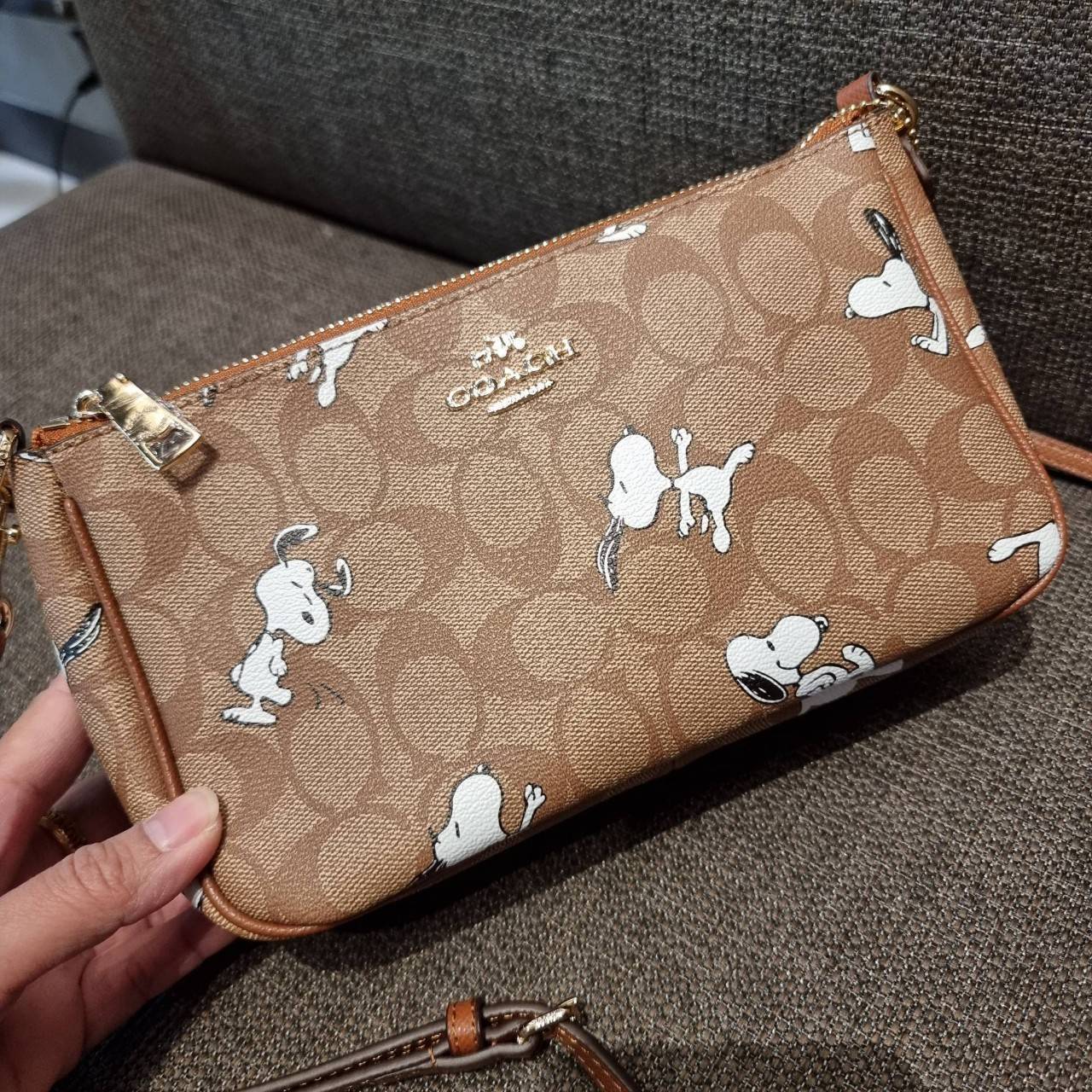 COACH F36674 TOP HANDLE POUCH IN SIGNATURE WITH SNOOPY PRINT คอลเลคชั่นใหม่ ในสไตล์พอช มาให้ช้อปก่อนใครในไทยจ้า น่ารักน่าใช้ไปอีกกับกระเป๋าสะพายทรงฮิตตลอดกาล ด้วยดีไซน์ที่ออกมาให้ใช้งานได้ง่าย ขนาดกำลังเหมาะ วัสดุแคนวาสทนทาน ดีไปหมดขนาดนี้!! คุณลูกค้าถึงส