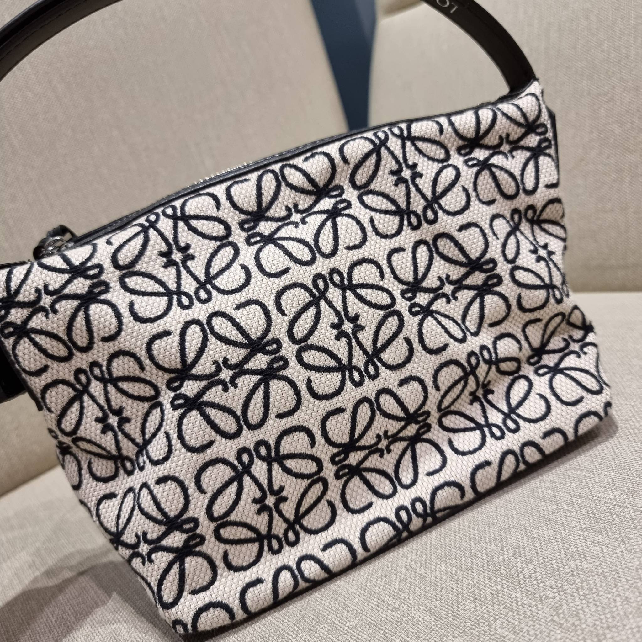 LOEWE SMALL CUBI BAG คอลเลคชั่นยอดฮิต กับสีใหม่ล่าสุด กระเป๋าทรงพอช ใบกำลังสวย ดีไซน์ดีเทลน่ารัก ด้วยลวดลายปักบนผืนผ้าคอตตอน มาพร้อมสายสะพายในตัว ที่ปรับความยาวได้อีกเล็กน้อย คล้องไหล่ คล้องแขนได้แบบสบายๆ เปิด-ปิดด้วยซิป ภายในเป็นช่องโล่ง มีช่องแบ่งอีกช่อ