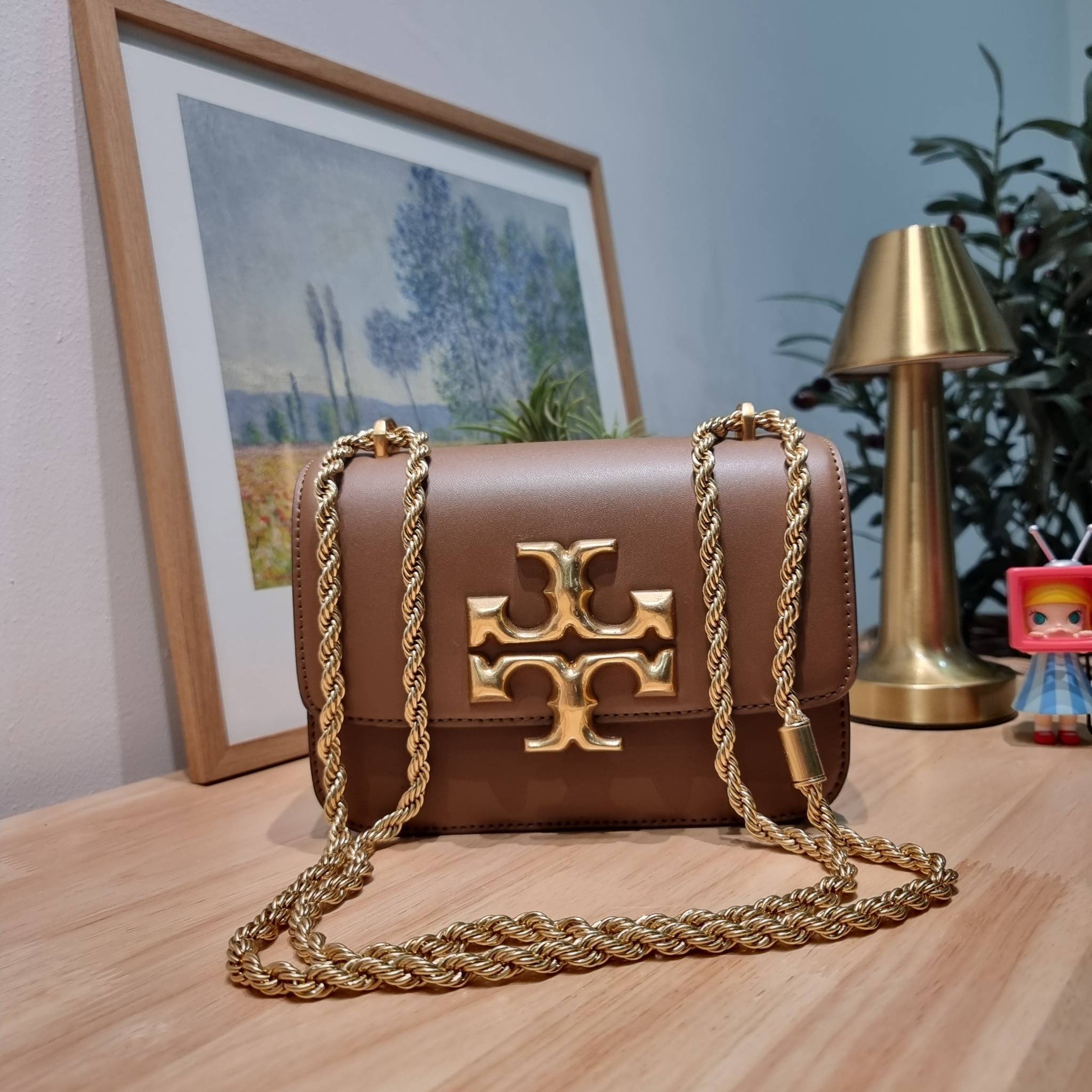 Tory Burch Bag / TORY BURCH ELEANOR SMALL CONVERTIBLE SHOULDER BAG ฮอตไอเท็ม รุ่นนี้ขายดีขายหมด สวยหรู คุณหนู ผู้ดี!! หายากมากแล้วน้า กระเป๋าสะพายข้าง ดีไซน์อยู่ทรง ขนาดกำลังสะดวกใช้ เปิด-ปิดด้วยแถบแม่เหล็ก