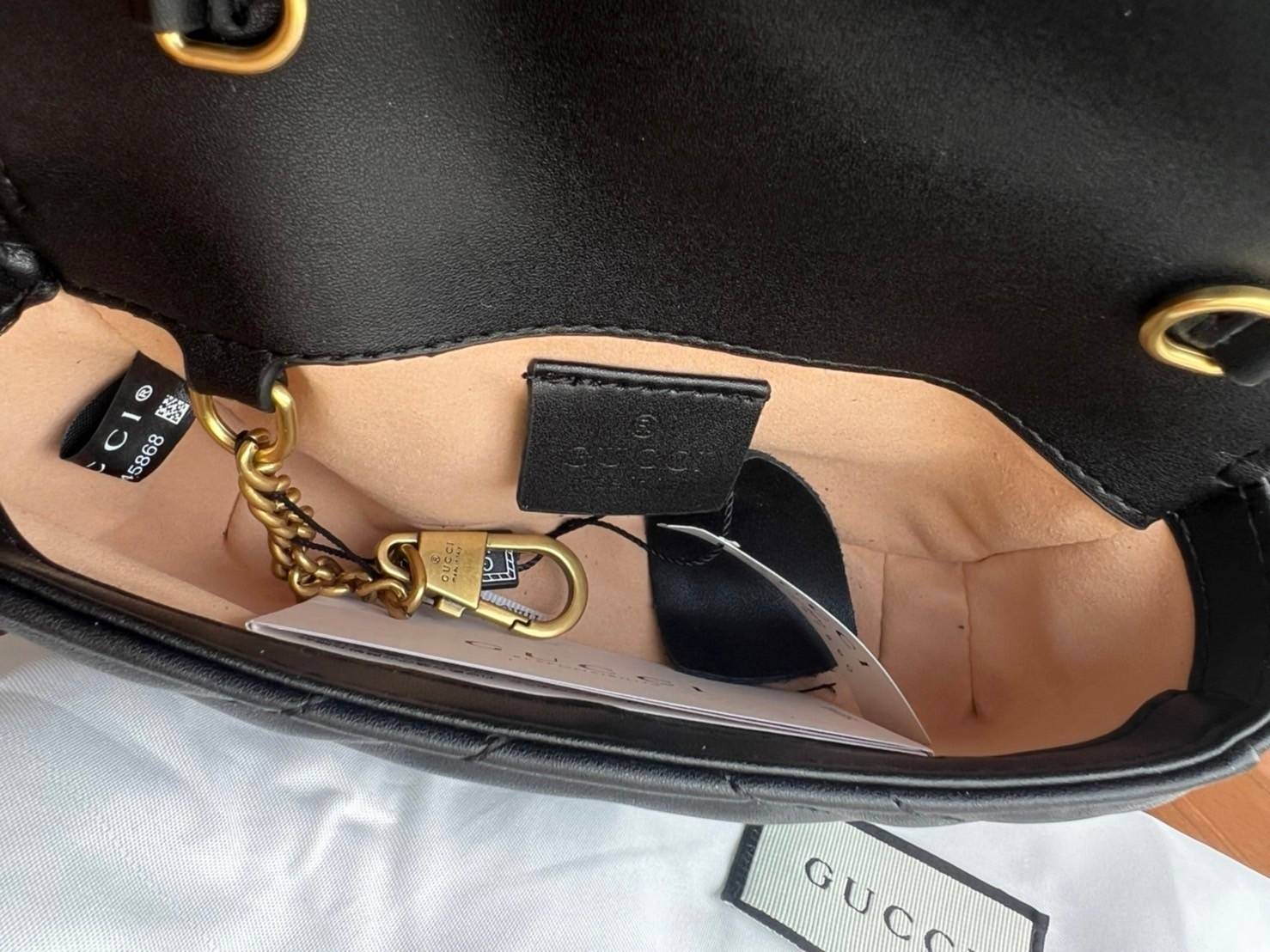 Gucci Marmont Super mini Premiumgift กระเป๋าสะพายข้างใบเล็ก น้องมินิ น่ารั๊กมุ้งมิ้ง วัสดุหนังเชฟรอน สายสะพายแบบโซ่ อะไหล่ทองหรูหรา ด้านหน้าประดับโลโก้แบรนด์หรู ทนทาน แข็งแรง น้ำหนักเบา ใส่ตังค์ใส่โทรศัพท์ Iphone+ ได้ น่ารักมุ้งมิ้ง ไม่ควรพลาดเลยค่า