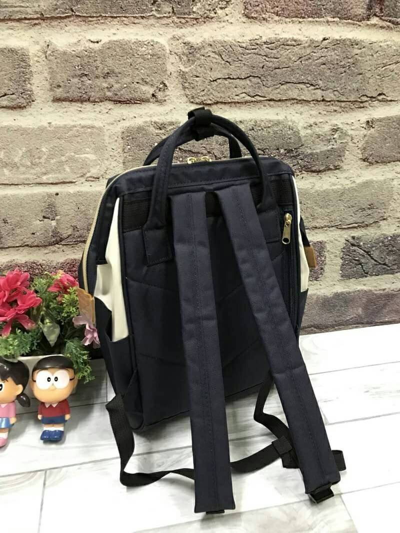 Anello x Walt Disney Mickey & Friends Limited Edition Japan Backpack เป็นการร่วมงานของ anello และวอล์ทดิสนีย์ ที่มาวาดลวดลายลงบนกระเป๋าเป็นตัวละครดิสนีย์ที่มีสีสันน่ารักสดใส วัสดุ canvas คงแบบฉบับที่ปากกระเป๋ามีโครง อีกหนึ่งคอลเลคชั่นที่ควรต้องมีไว้ครอบคร