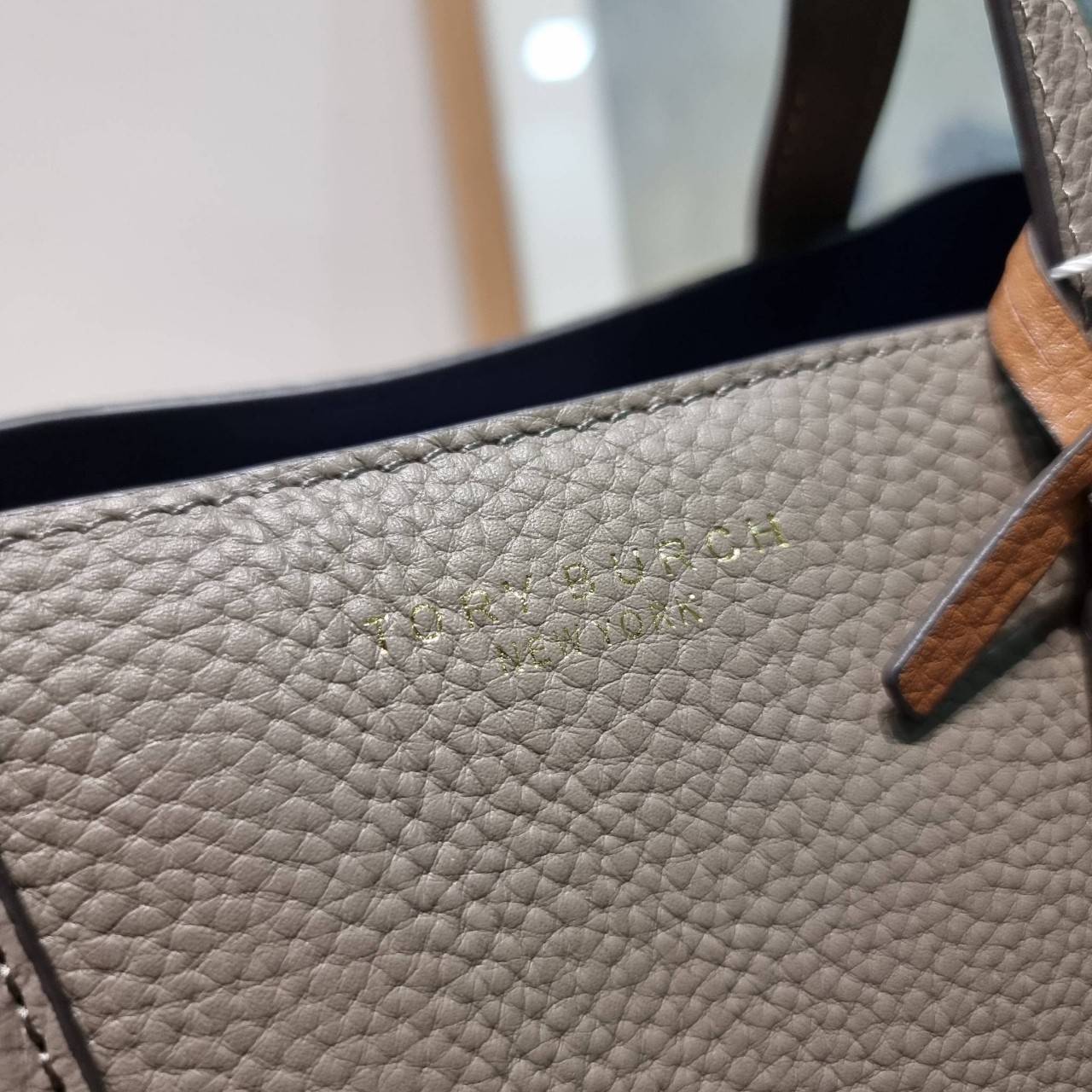 TORY BURCH PERRY SMALL TRIPLE COMPARTMENT TOTE BAG กระเป๋าโท้ทขนาดเล็ก รุ่นขายดี ทรงสวย ดีไซน์ออกมาให้ใช้งานได้ทุกลุค ทุกโอกาส สวยคมชัดทุกสี