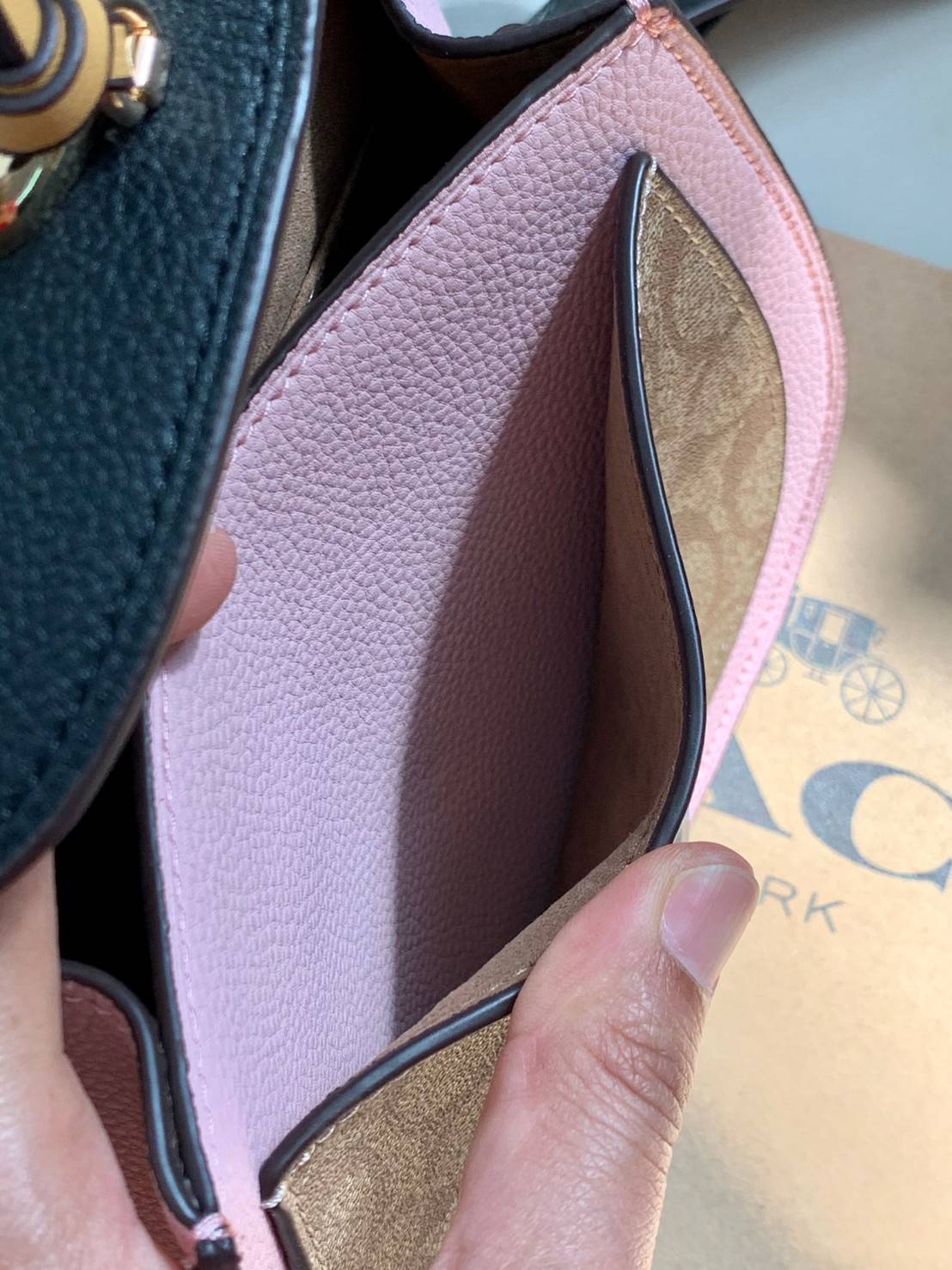 OUTLET 】COACH REMI SADDLE BAG IN COLORBLOCK ((1330)) รุ่นแนะนำ คลาสสิคน่าใช้มากๆ วัยใสๆใช้ดีค่ะ 😘 พร้อมส่งที่ไทยอีกครั้ง! กระเป๋าสะพายข้าง//ครอสบอดี้ร์//หรือทบเป็นสายคู่สะพายไหล่ได้ค่ะ แล้วแต่ชอบเลยค่ะ! วัสดุหนังแท้ ลายหนังสวยมากๆค่ะรุ่นนี้ หลงรัก