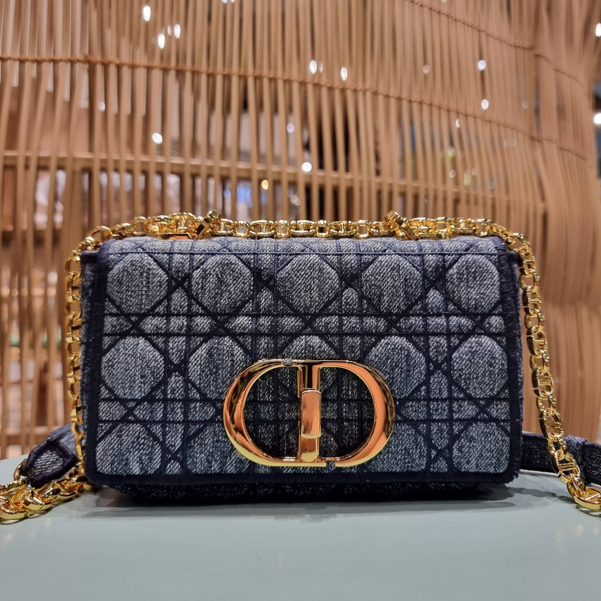 VIP CD SMALL CARO SHOULDER BAG / DIOR CARO / Dior Cruise 2021 Bag กระเป๋าสะพายข้างทรงสวย ดีไซน์ย้อนยุค ที่รอบนี้โดดเด่นเป็นเอกลักษณ์มากๆ ดีไซน์สีเดนิมคลาสสิค เปิด-ปิดด้วยอะไหล่บิดล็อค หรูหรา ใช้งานง่าย วัสดุผ้าเดนิมทนทาน ภายในเป็นช่องโล่ง มีช่องย่อย ด้านห