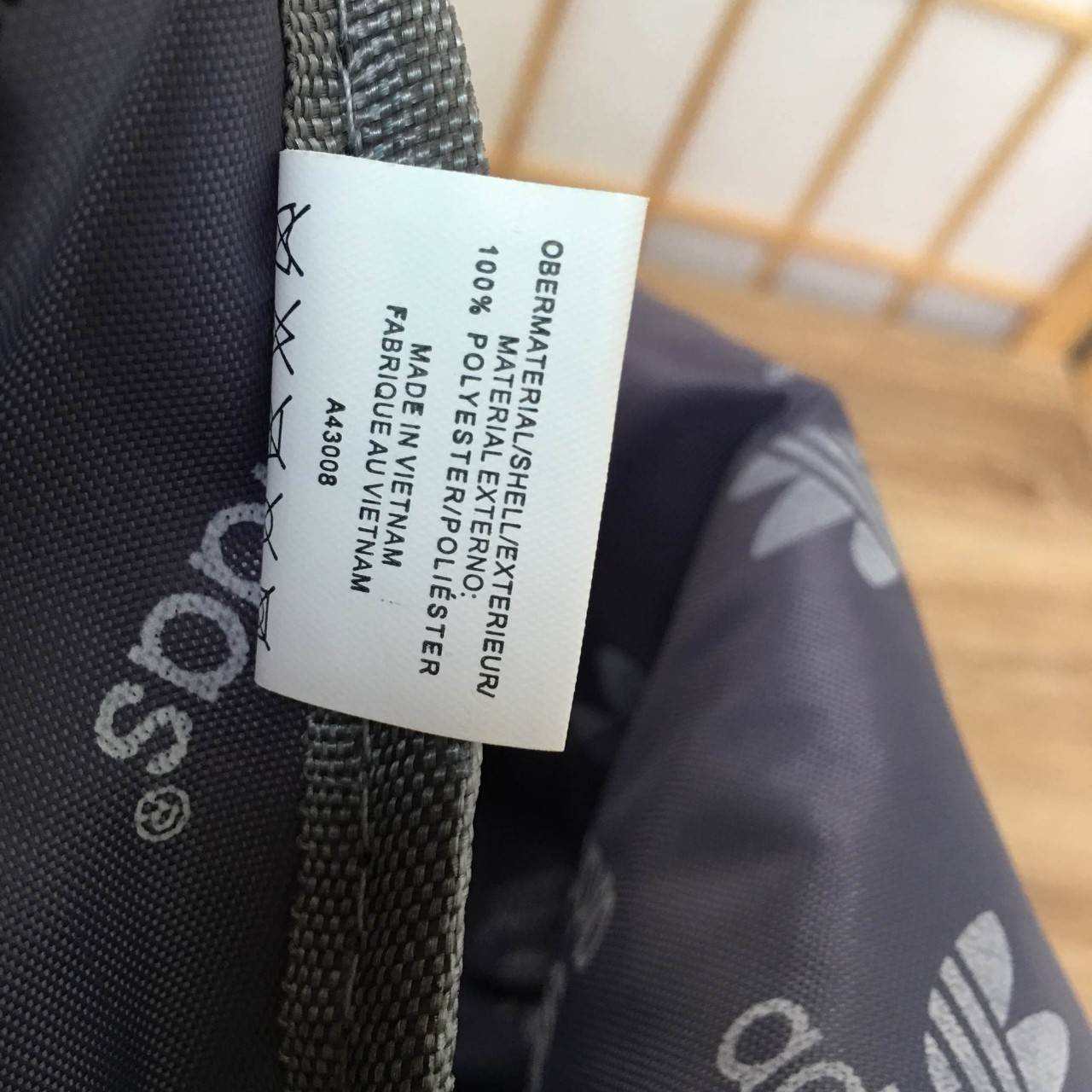 Brand: Adidas Size:46x30x16 cm. Material: 100% Polyester กันน้ำ Bags hardness: Soft Cover Lining Material: Polyester Internal Structure: zipper pocket มีช่องสำหรับใส่ Notebook ,Tablet ในตัวกระเป๋า สายเป้ และด้านหลังบุผ้าตาข่ายนุ่ม รองรับหลัง รูปแบบสวยทันส