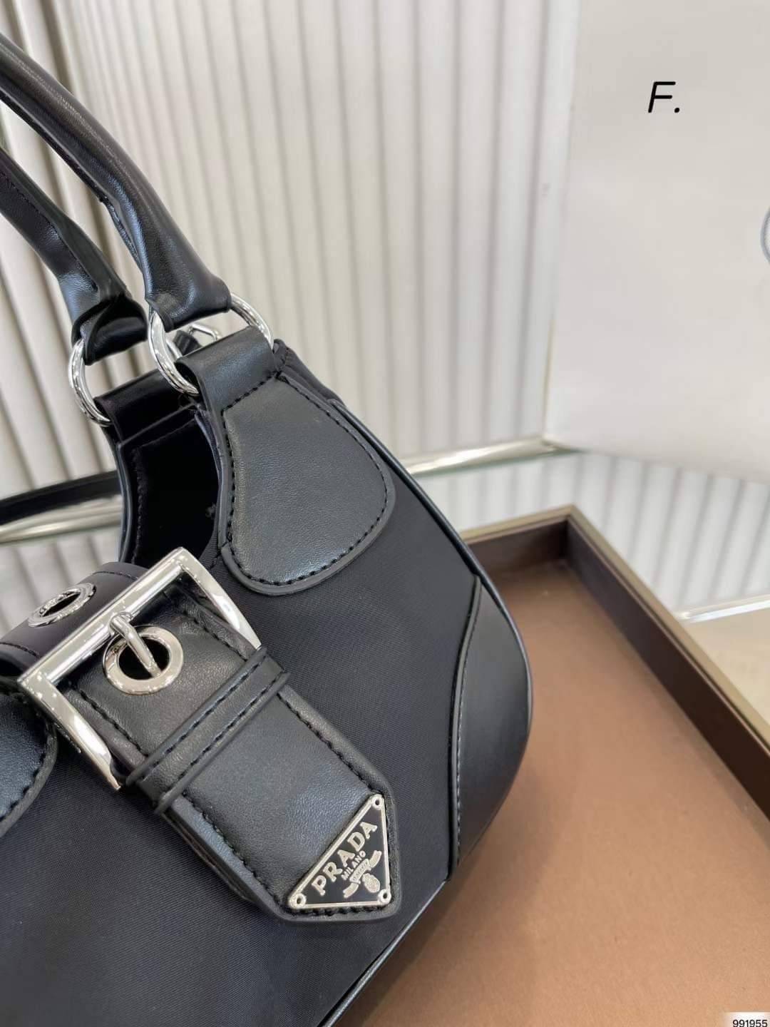 PRADA Moon Re-Nylon and leather bag ใหม่ล่าสุด กับคอลที่ใครๆเห็นก็ต้องรัก ขนาดกำลังน่ารัก ดีไซน์สวยดุ และยังดูแพงได้อีก