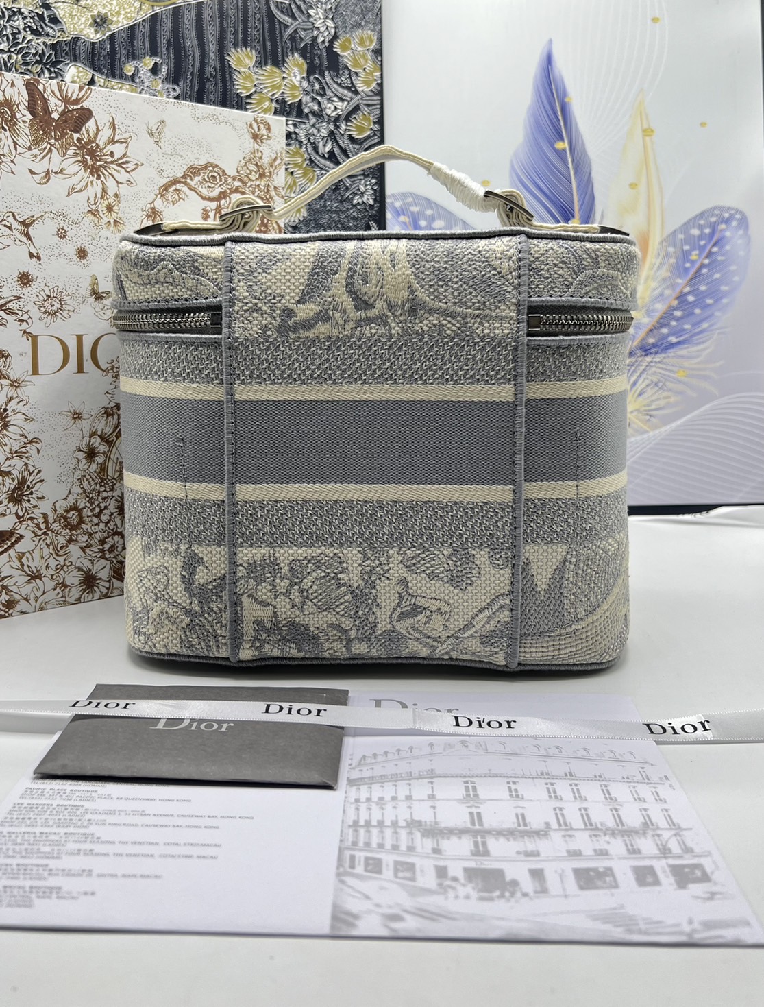 22cm Medium DiorTravel Vanity Case กระเป๋าใส่เครื่องสำอางใบกลาง จุของได้เยอะ มาพร้อมกับลวดลาย Oblique ปักอย่างประณีตและประดับด้วยสัญลักษณ์ Christian Dior Paris มาพร้อมสายสะพายและหูจับในตัว