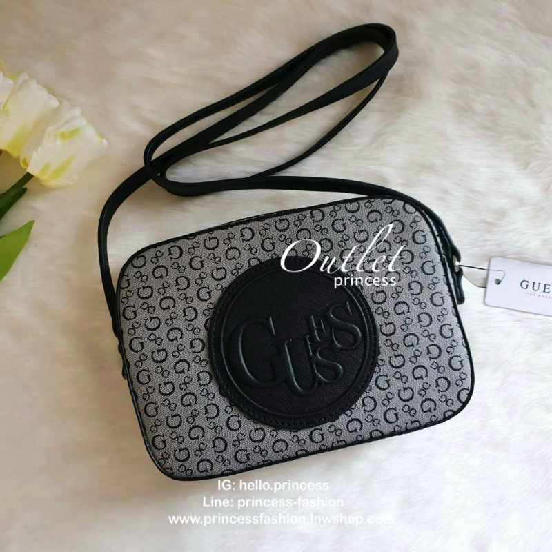 GUESS ANGELEA LOGO CROSSBODY กระเป๋าสะพายหนังซาฟิโน่ทรงตั้งสวย ด้านหน้าติดโลโก้แบรนด์ทรงกลมนูน เปิดปิดด้วยซิป ด้านในโล่งกว้าง มีช่องซิปเล็ก สามารถใส่กระเป๋าสตางค์ใบยาว มือถือ ของจุกจิกได้เยอะ ขนาดกำลังดี สะพายได้เท่ห์ๆเข้าได้กับทุกชุดเลยนะคะ