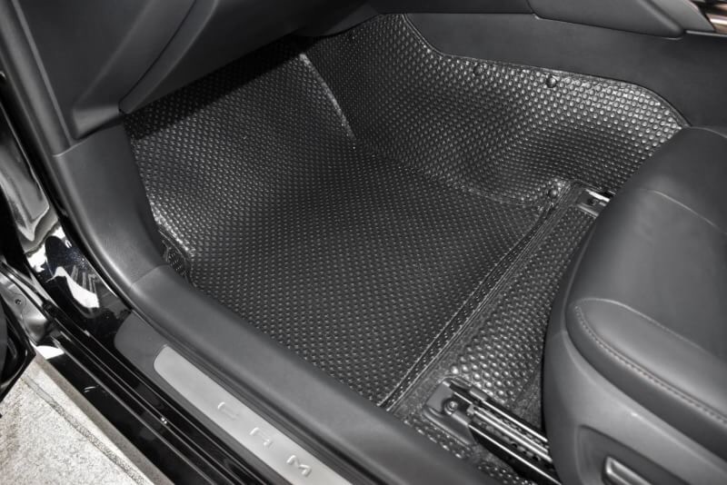 พรมปูพื้นรถยนต์ TOYOTA CAMRY 2019-24 กระดุมเม็ดเล็กรีดขอบ สีดำ เต็มคัน เข้ารูป