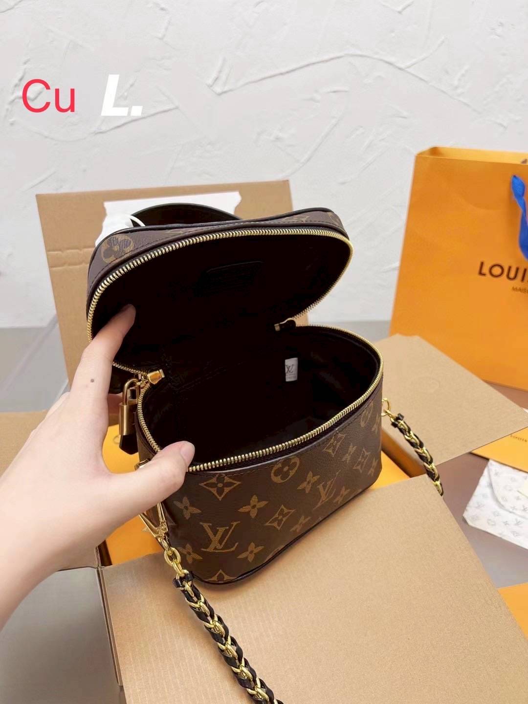 LV Vanity PM bag กระเป๋าถือ/สะพายทรงกล่องสวยคลาสสิก ใช้เป็น everyday bag สะพายได้ทุกวัน ดีไซน์สวยโดดเด่น และมาพร้อมกุญแจล็อค