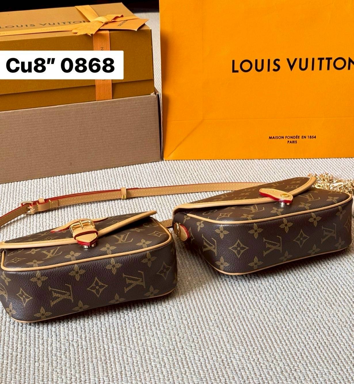 LV Marilyn White Multicolor Monogram Canvas Shoulder Bag สุดคุ้มกับกระเป๋าดีไซน์ใหม่ จัดคู่ดูโอ้ ได้ 2 ใบในราเดียว ปรับใช้งานได้ทั้งคาดเอวหรือสะพายได้ มาพร้อมสายสะพาย 2 แบบ ทั้งสายหนังและสายโซ่ คุ้มยิ่งกว่าอะไรทั้งหมดเลยค่า
