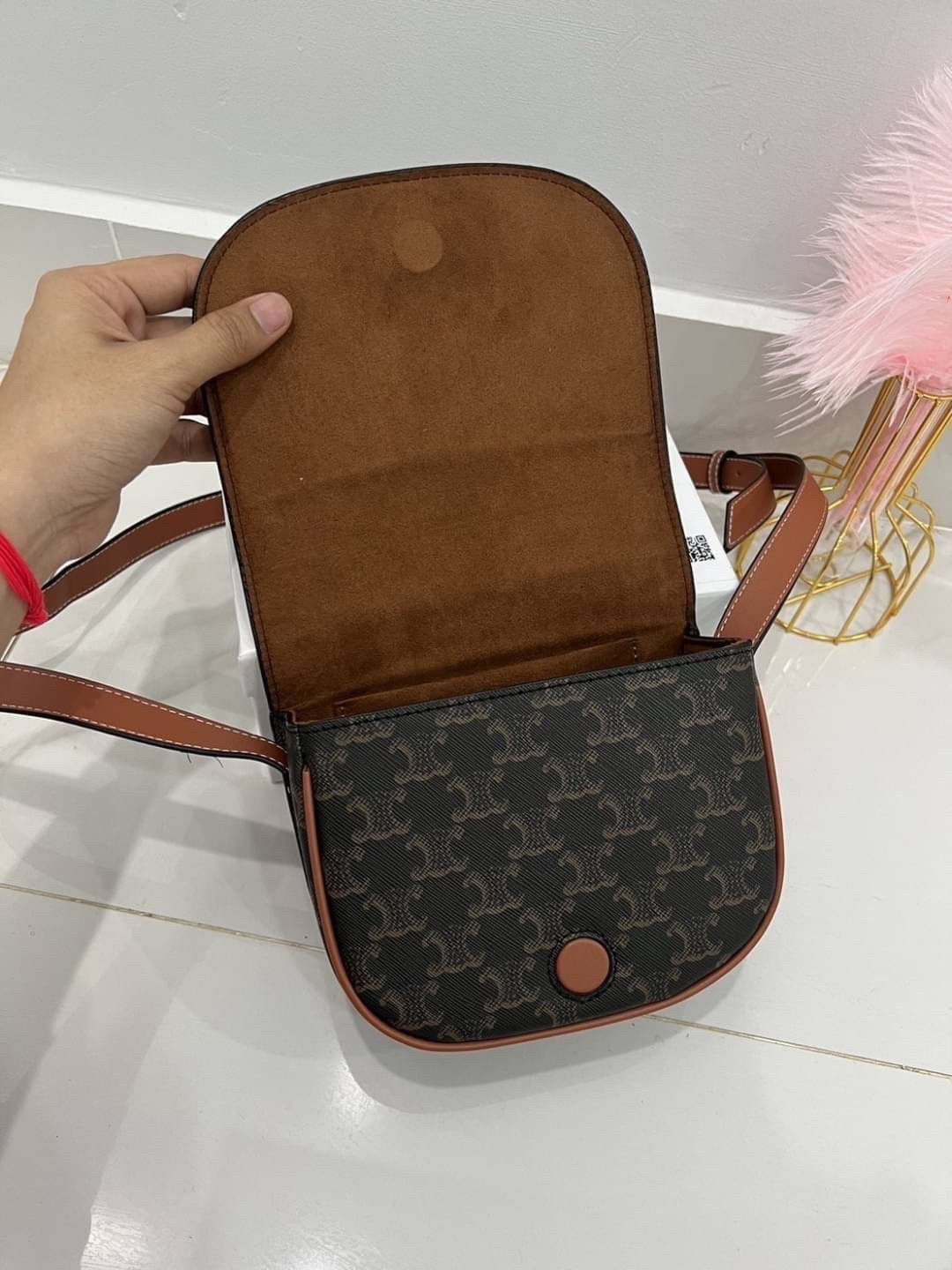 CELINE FOLCO CUIR TRIOMPHE IN MONOGRAM CANVAS กระเป๋าทรงครอสบอดี้ ลายโมโนแกรมวินเทจ รุ่นที่ดาราใช้กันเยอะมาก และเป็นอีกหนึ่งใบที่ครองใจสาวๆ ทรงน่ารักมากๆ