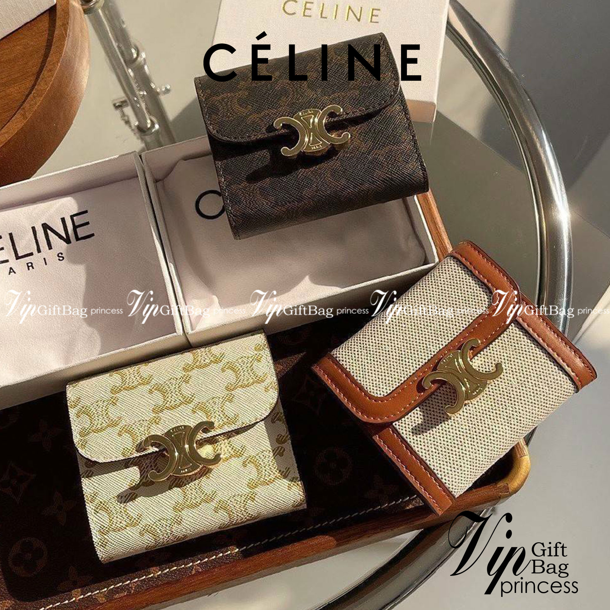 CELINE SHORT WALLET VIP GIFT WITH PURCHASE (GWP) พรีเมี่ยมกิ๊ฟ Limited จาก CELINE HAUTE PARFUME DUTYFREE COUNTER วัสดุ Triomphe Canvas หนังสวยอยู่ทรงปั้มโลโก้ด้านหน้าเปิดปิดฝาพับกระดุม ภายในมีช่องแบ่งหลายช่อง มีช่องใส่บัตรหลายช่อง ช่องใส่เหรียญ ช่องใส่ธนบ