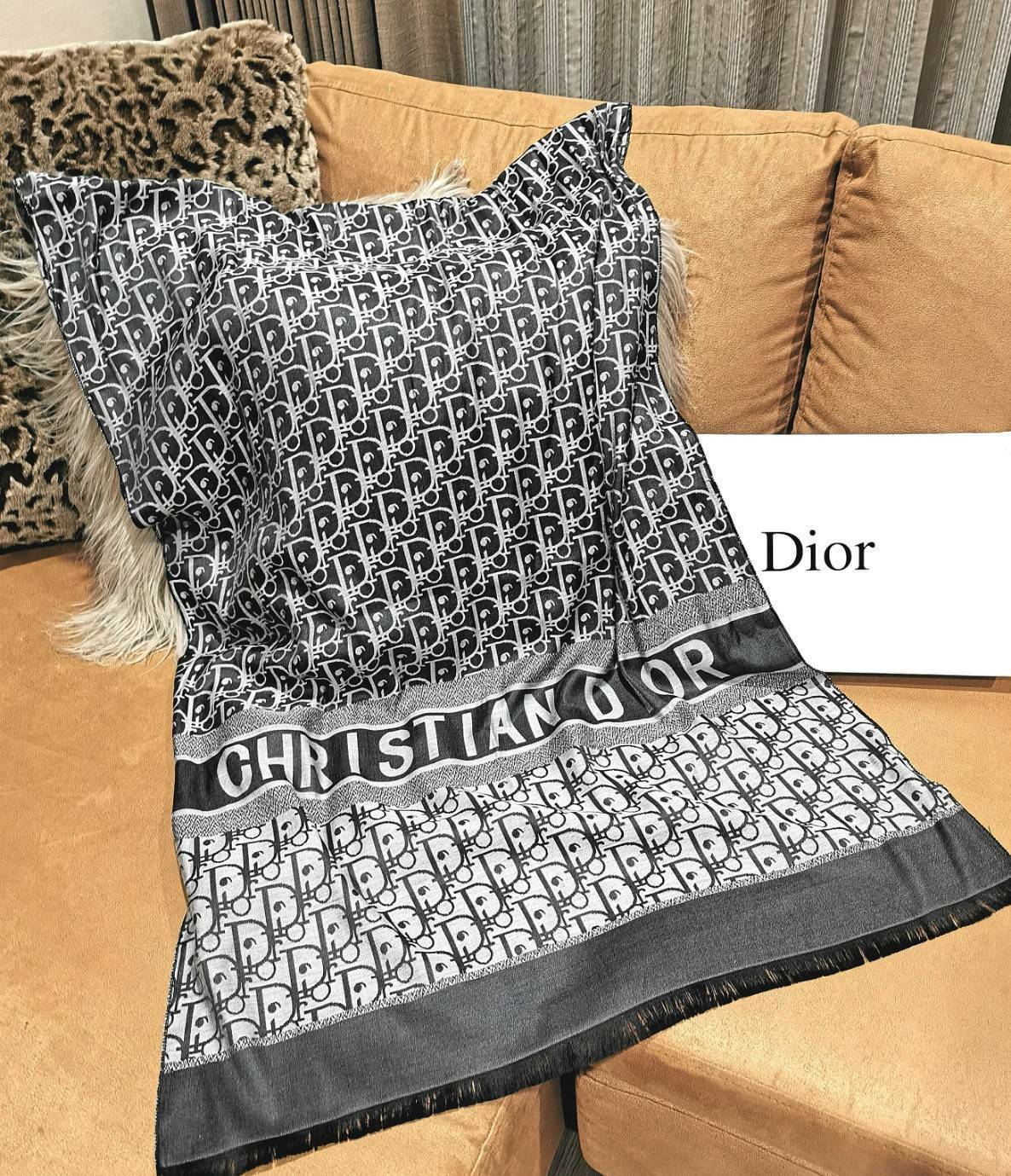 มาตามคำเรียกร้อง! พร้อมส่ง! CHRISTIAN DIOR LOGO MONOGRAM PRINTED SILK SCARF (LARGE) ผ้าพันคอผ้าคลุมไหล่ผืนใหญ่ลายโลโก้โมโนแกรมสวยหรูสุดคลาสสิค วัสดุผ้าไหมอย่างดี เนื้อนิ่ม ทิ้งตัว มีน้ำหนัก เนื้อผ้าดีมากๆๆค่ะไม่หนาจนเกินไปทำให้สามารถใช้ได้ในทุกสภาพอากาศ จ