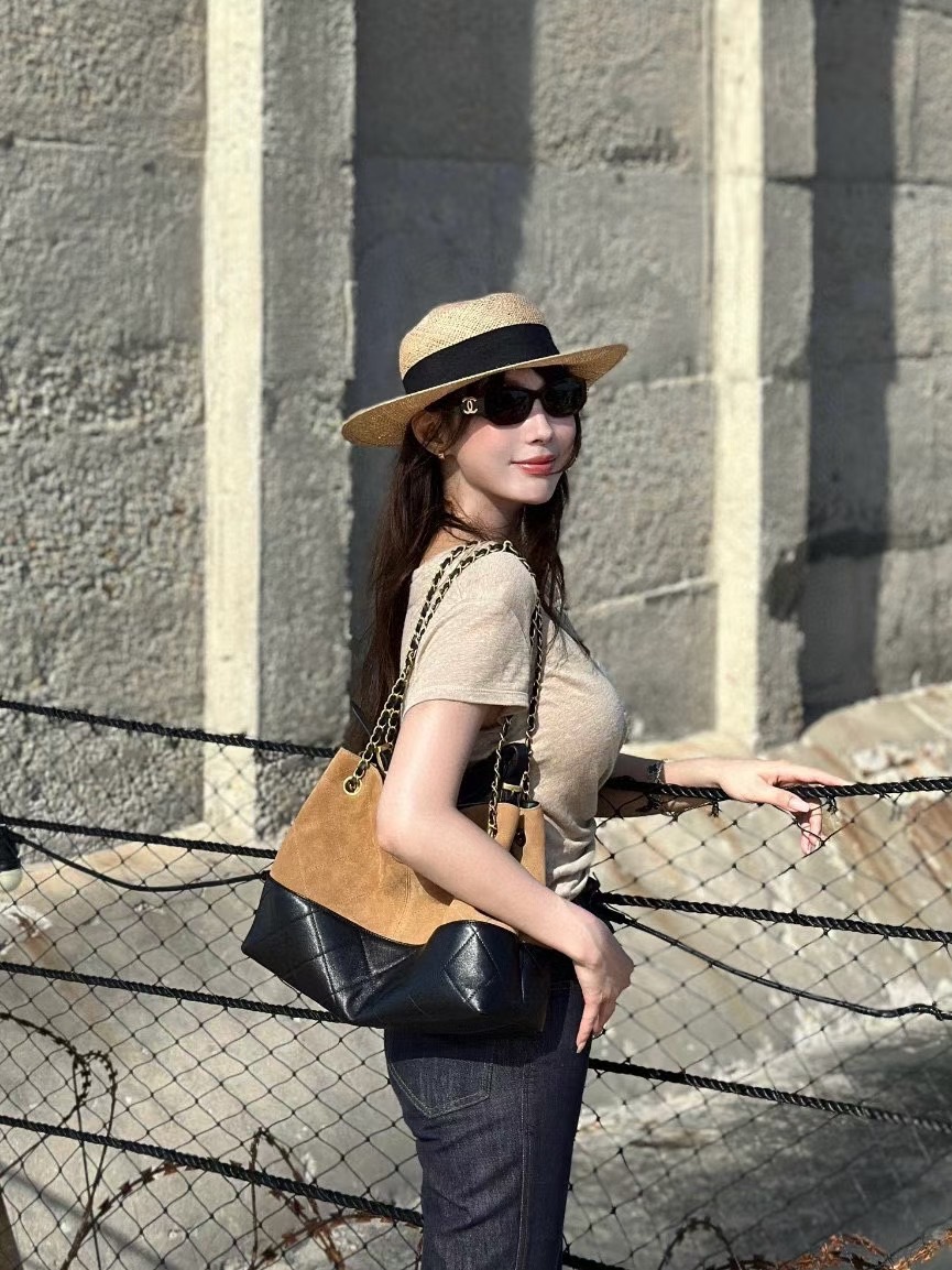 ORI หนังแท้ | CHANEL Shopping Bag 25A Suede Bag กระเป๋าช้อปปิ้งทรงโท้ทหนังกลับสีทูโทน ในคอล Métiers Dart 2024/25 ดีไซน์ใหม่หนังกำมะหยี่โทนน้ำตาล ใช้งานง่าย