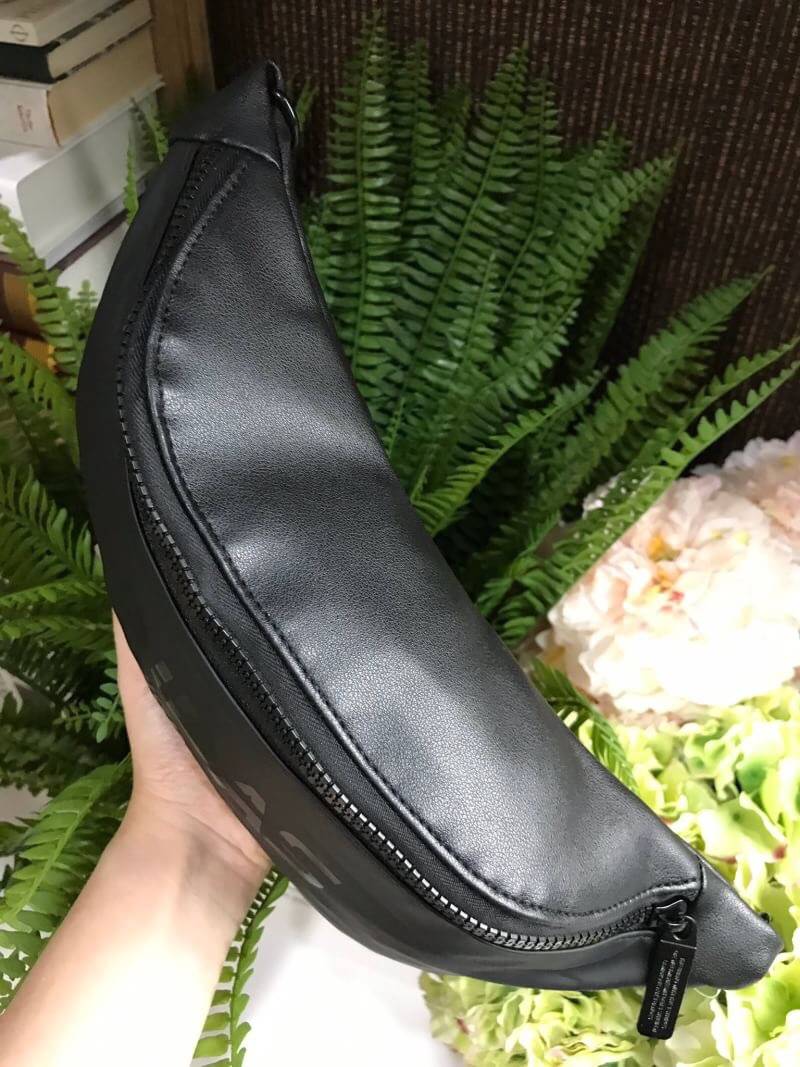 Adidas Waist Bag กระเป๋าสะพายสไตล์สปอร์ตแบบคาดเอวหรือคาดอกดีไซน์สุดฮิตใช้ได้ทั้งชายและหญิง วัสดุไนล่อนเนื้อแมทแบบนิ่มด้านหลังเป็นหนังเรียบ กันน้ำทำความสะอาดง่าย ขนาดกำลังดี น้ำหนักเบา ด้านหน้ามีโลโก้แบรนด์ เปิดปิดด้วยซิปสะดวกใช้ หัวซิปแบรนด์ สายสะพายเลื่อ