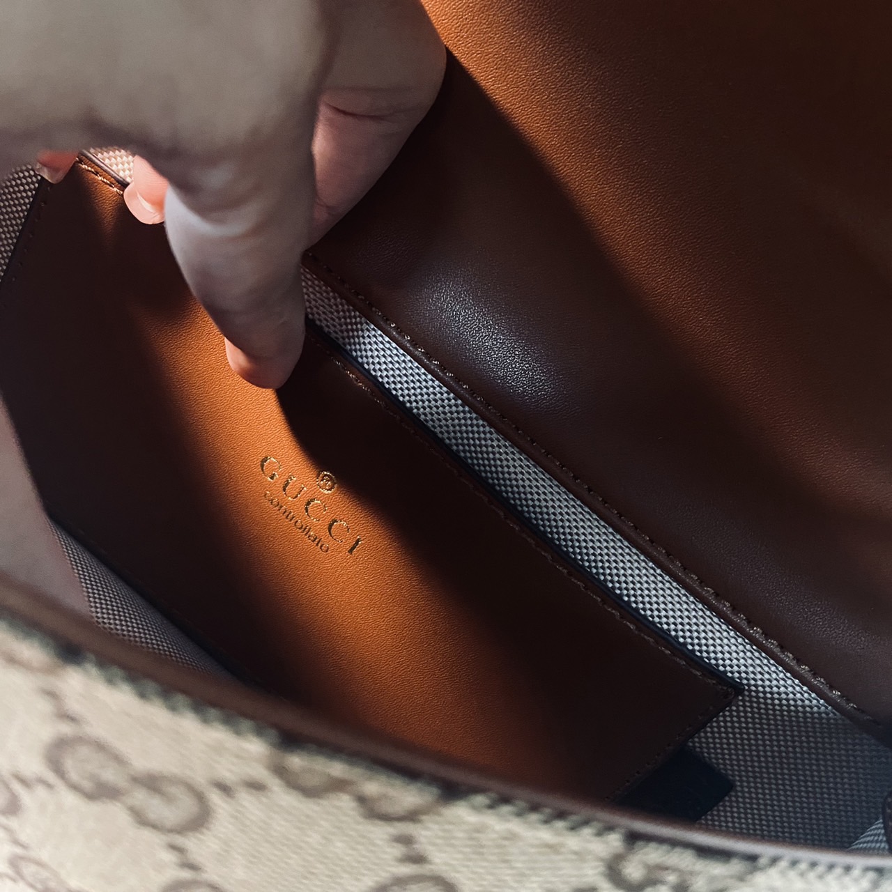 Gucci Blondie small top handle bag กระเป๋าสะพายรุ่นใหม่สุดไอคอนนิก งานหนังสวยมาก มีกลิ่นหอมอ่อนๆ เหมาะมากสำหรับของขวัญปีใหม่นี้ จะให้ตัวเองหรือให้เป็นของขวัญก็ดีงามมากๆ