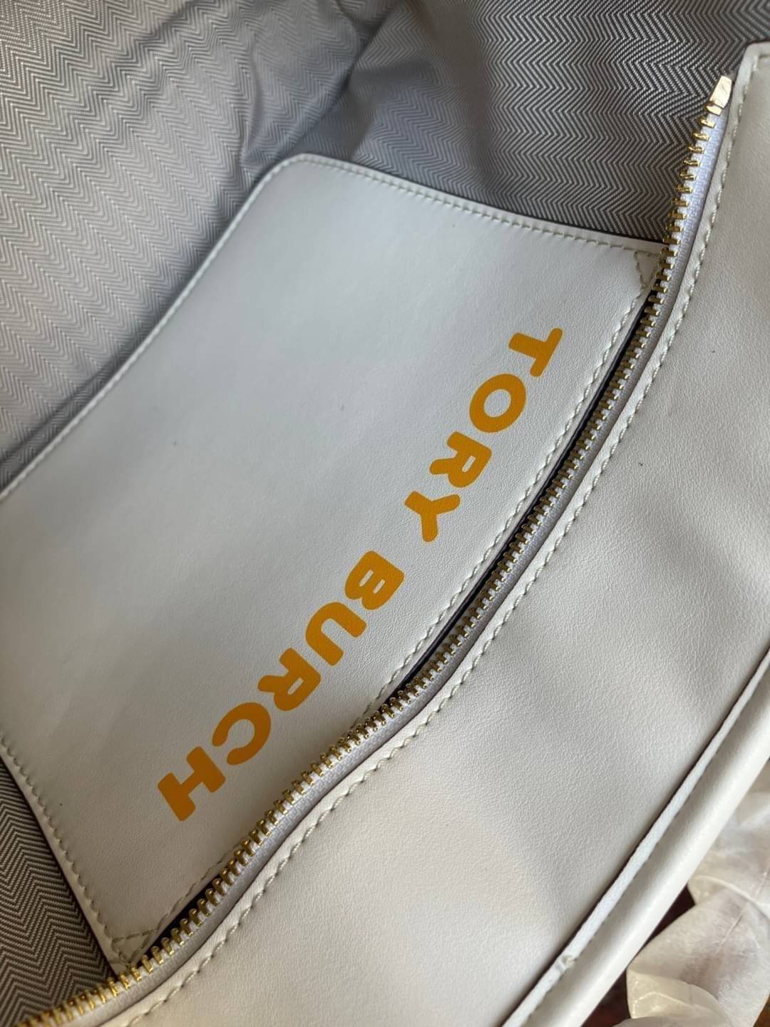 Tory burch Gemini Canvas Applique Small Tote Bag กระเป๋าสุดปังจากทอรี่ เบริช์(Tory Burch) อย่างเจมิไนลิงค์ ในทรง tote bag มีเอกลักษณ์โดดเด่นที่ลายทางตรงกลาง มีการพิมพ์แพทเทิรน์โซ่แบบเรียบหรู เพิ่มความน่ารักจากดอกเดรซี่ที่ถูกจัดวางให้ดูมีสีสัน มีสายสะพายให